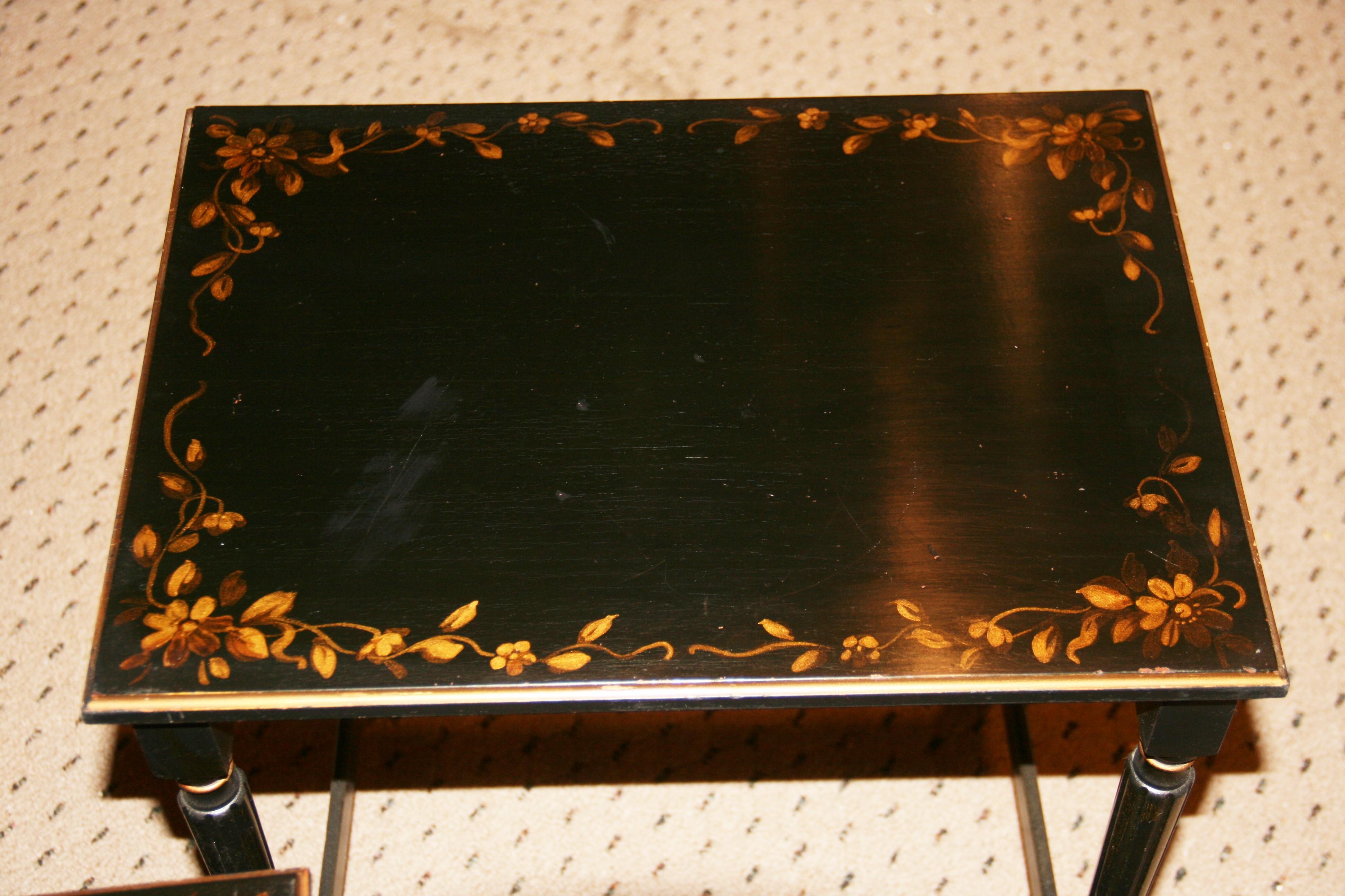 Paire de tables d'appoint empilables avec pieds cannelés et détails floraux dorés 1940 en vente 2