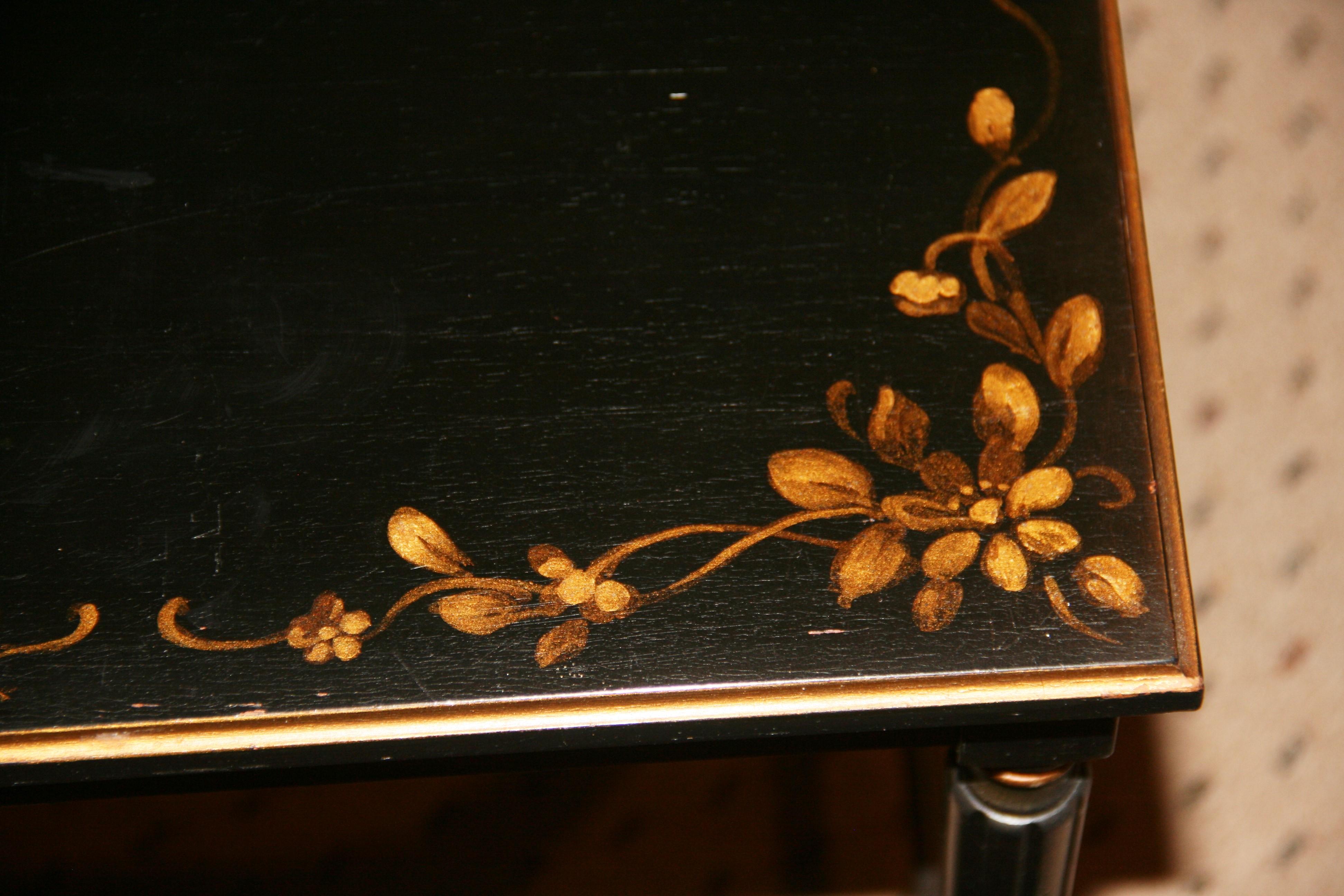 Paire de tables d'appoint empilables avec pieds cannelés et détails floraux dorés 1940 en vente 3