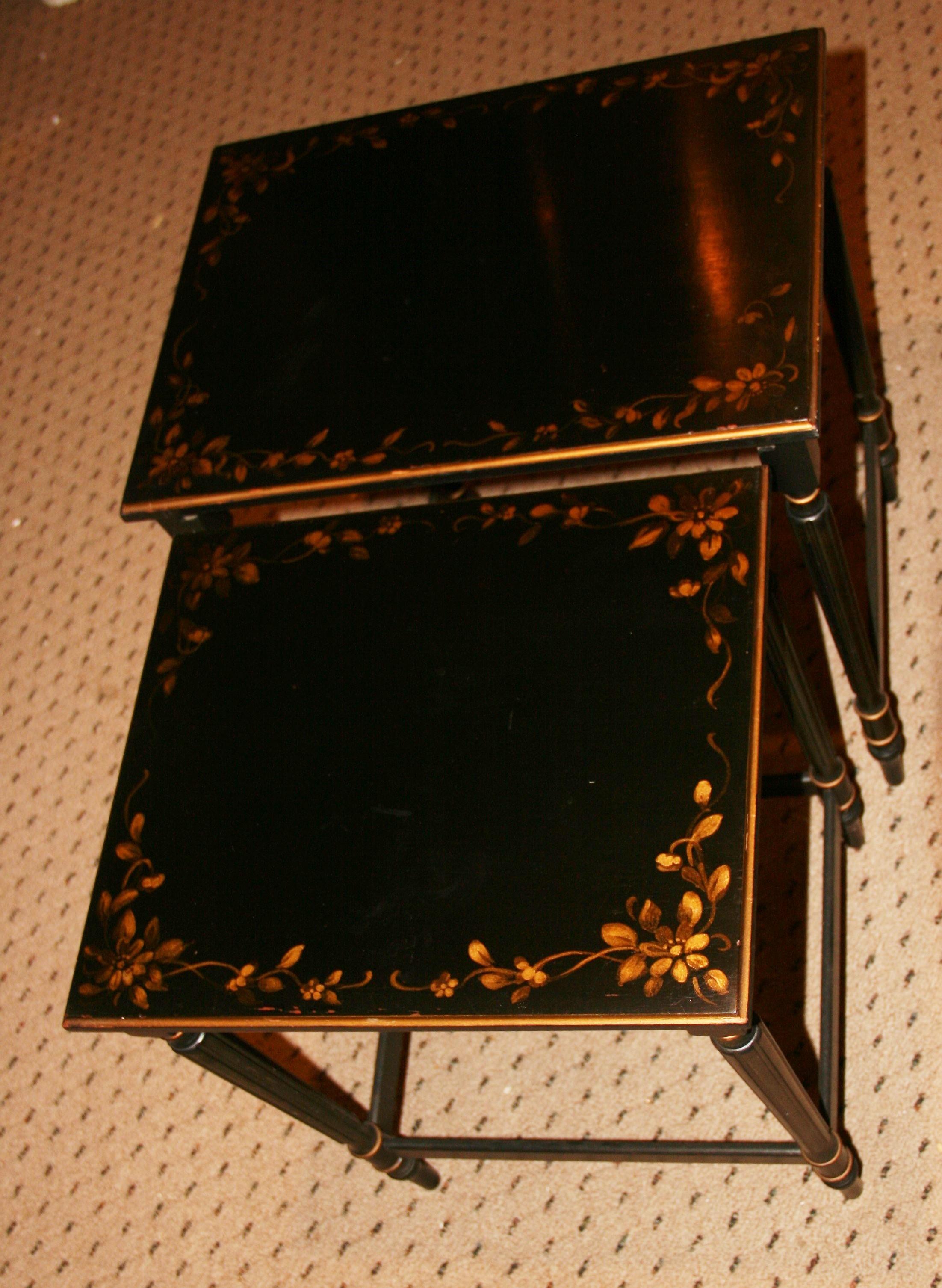 Paire de tables d'appoint empilables avec pieds cannelés et détails floraux dorés 1940 en vente 4