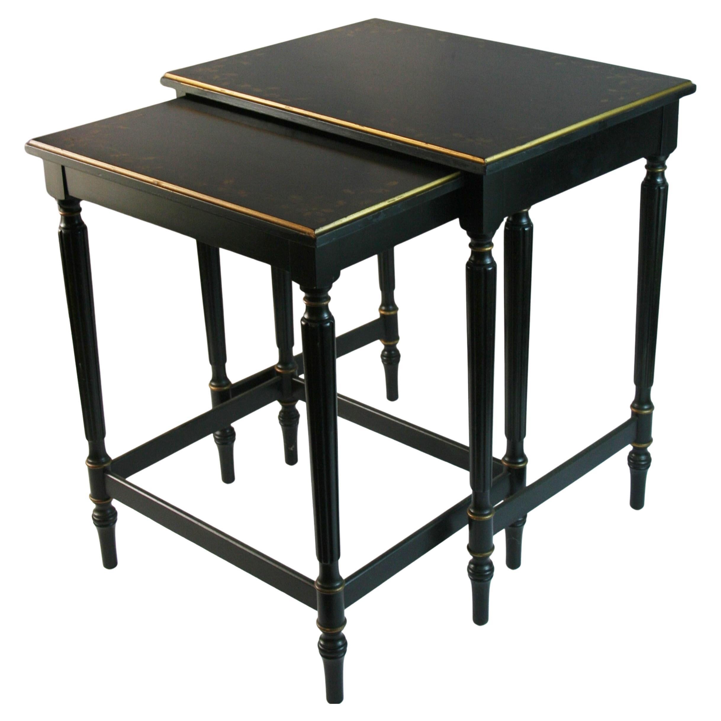 Paire de tables d'appoint empilables avec pieds cannelés et détails floraux dorés 1940 en vente