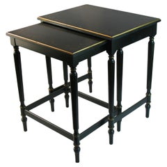 Paire de tables d'appoint empilables avec pieds cannelés et détails floraux dorés 1940