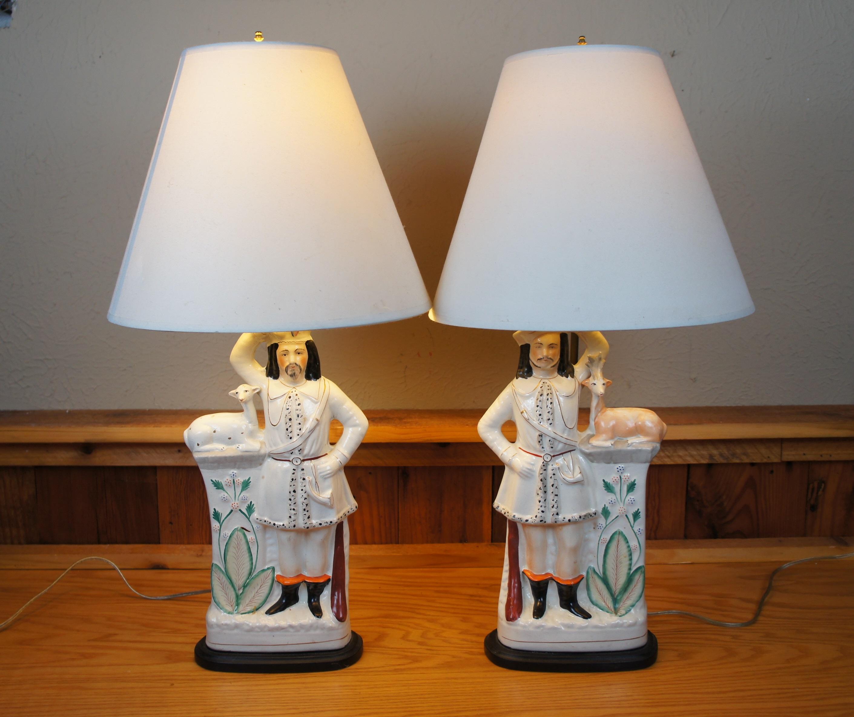 Ancienne paire de lampes de table Staffordshire Scottish Highlander Animal de 28 pouces en vente 6