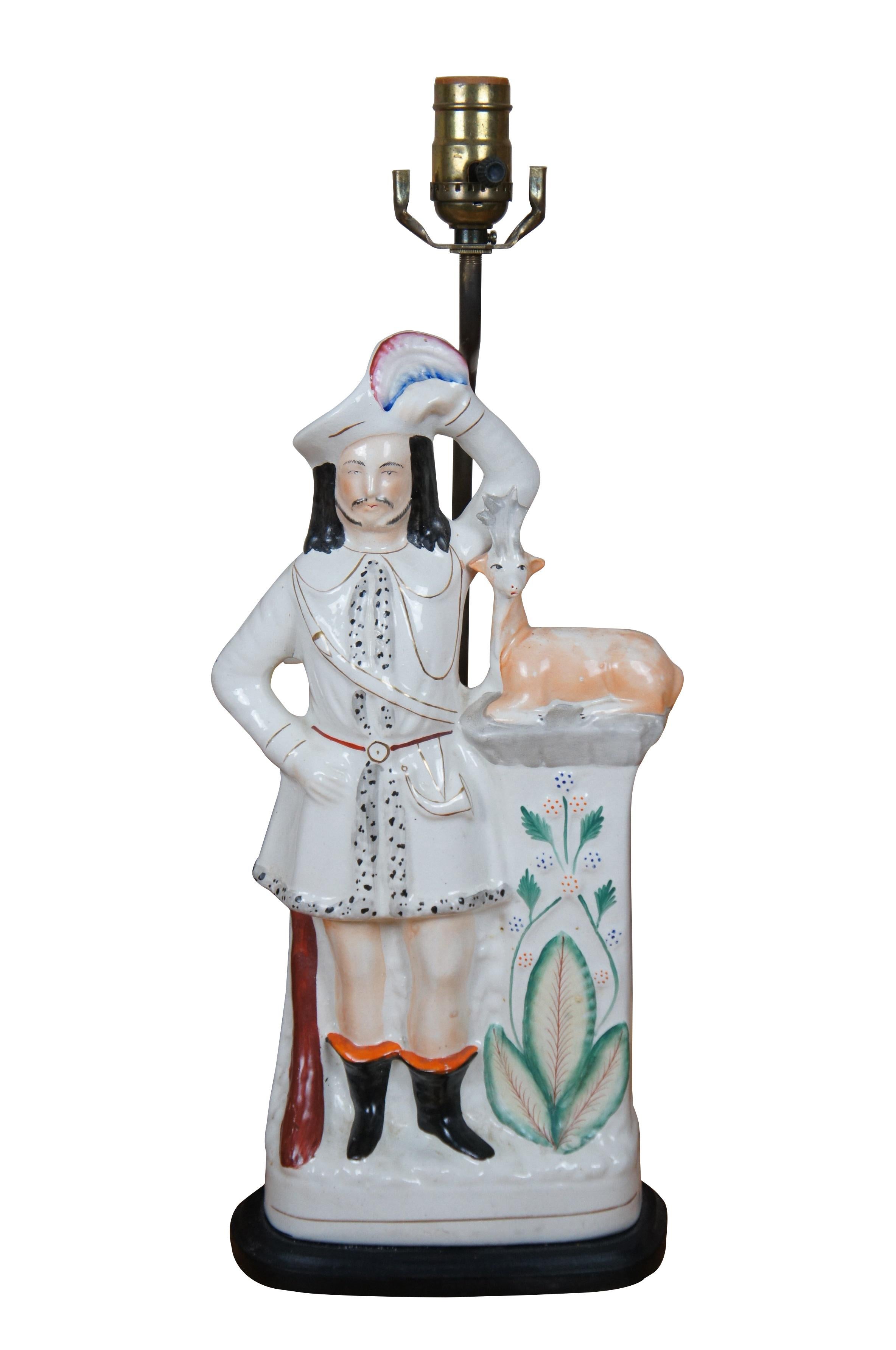Victorien Ancienne paire de lampes de table Staffordshire Scottish Highlander Animal de 28 pouces en vente