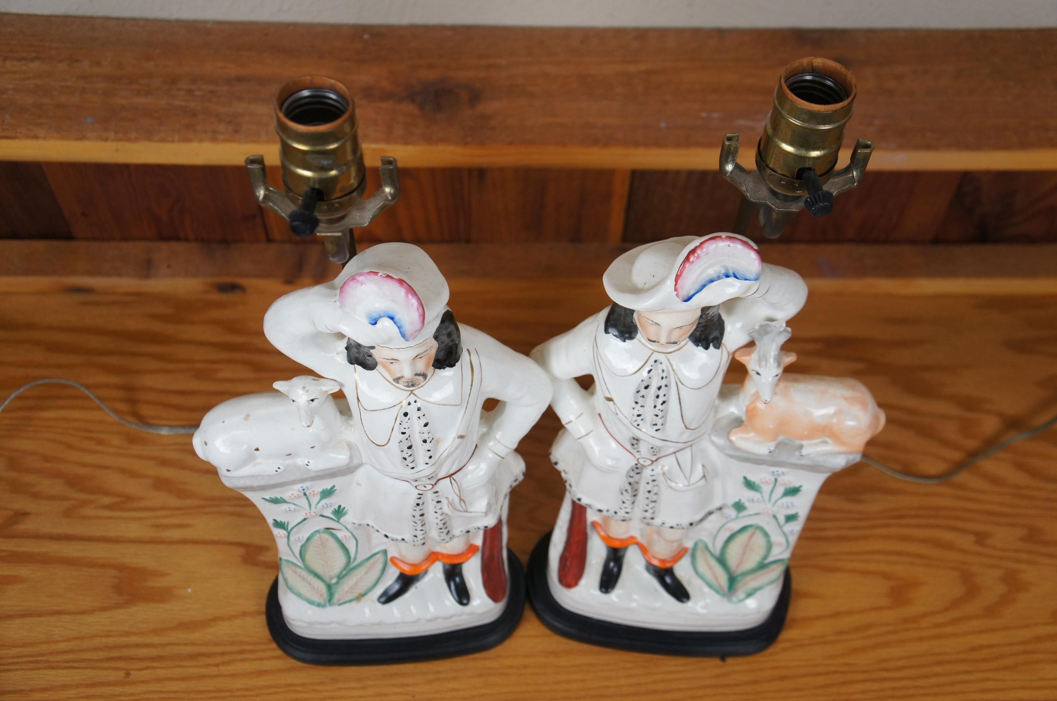 Ancienne paire de lampes de table Staffordshire Scottish Highlander Animal de 28 pouces Bon état - En vente à Dayton, OH