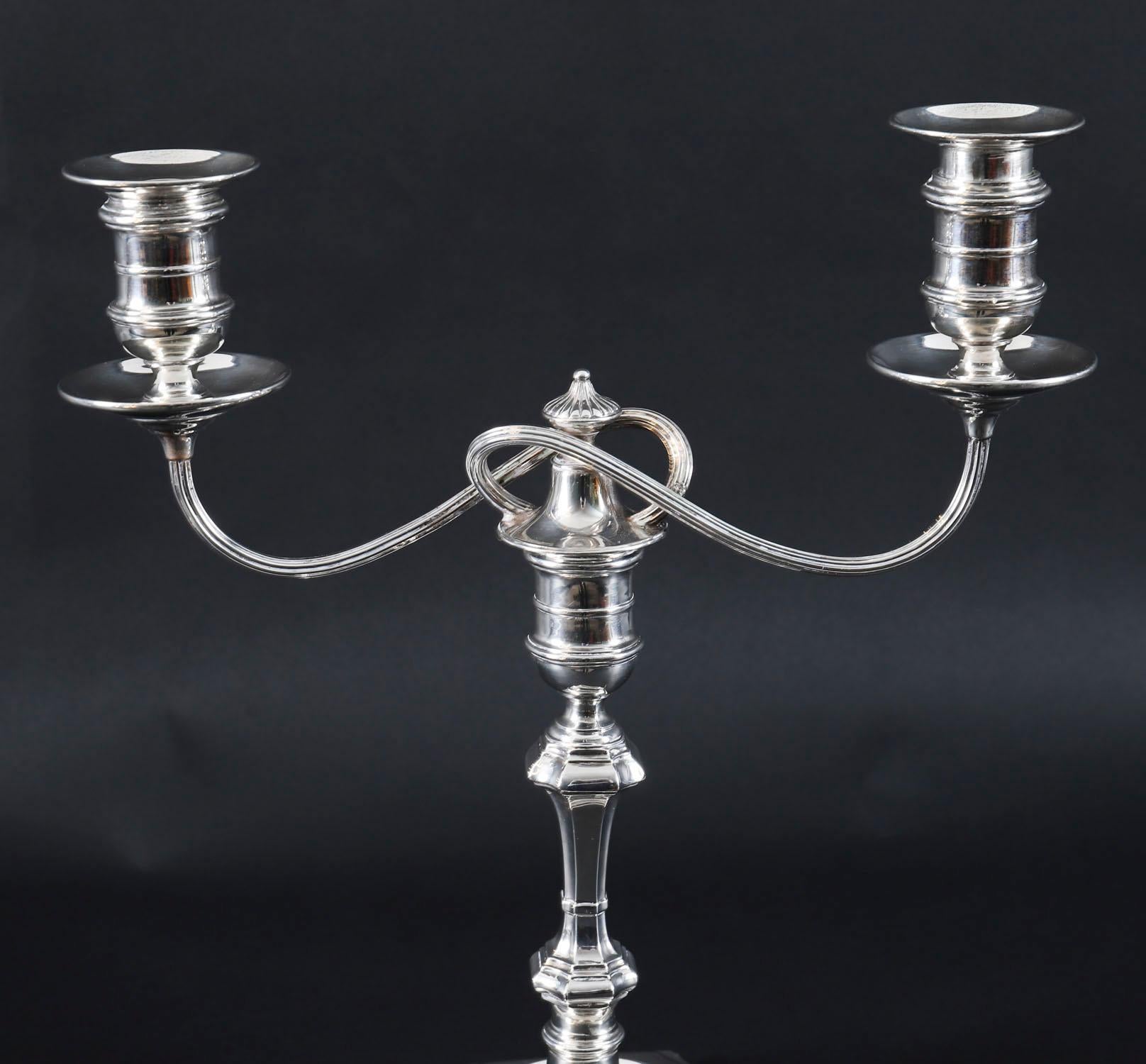 Anglais Paire de chandeliers anciens en argent Sterling par Elkington & Co 20ème siècle en vente