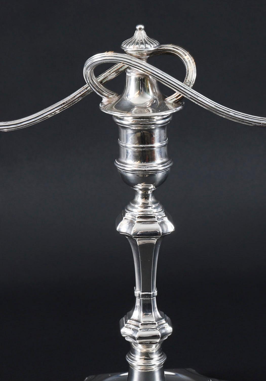 Paire de chandeliers anciens en argent Sterling par Elkington & Co 20ème siècle Bon état - En vente à London, GB