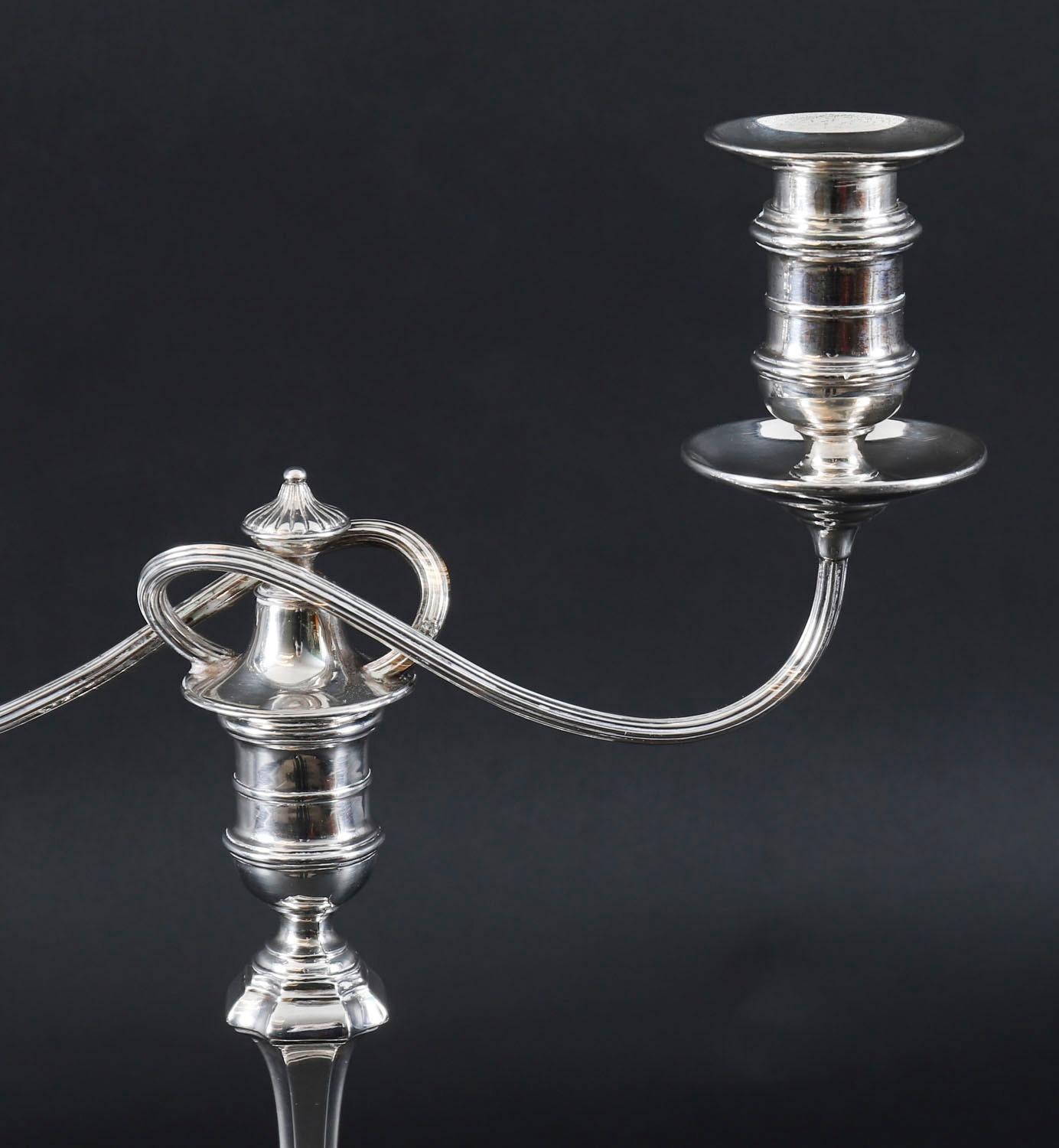 20ième siècle Paire de chandeliers anciens en argent Sterling par Elkington & Co 20ème siècle en vente