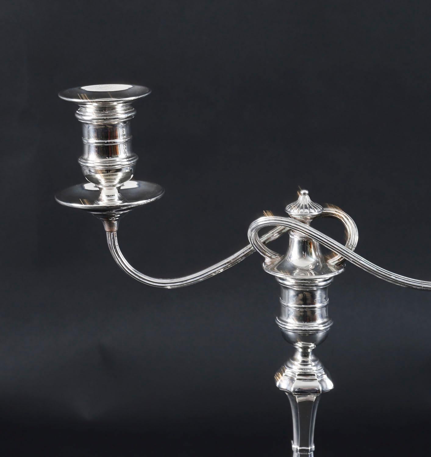 Argent sterling Paire de chandeliers anciens en argent Sterling par Elkington & Co 20ème siècle en vente
