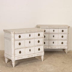 Ancienne paire de commodes de nuit suédoises peintes de style gustavien