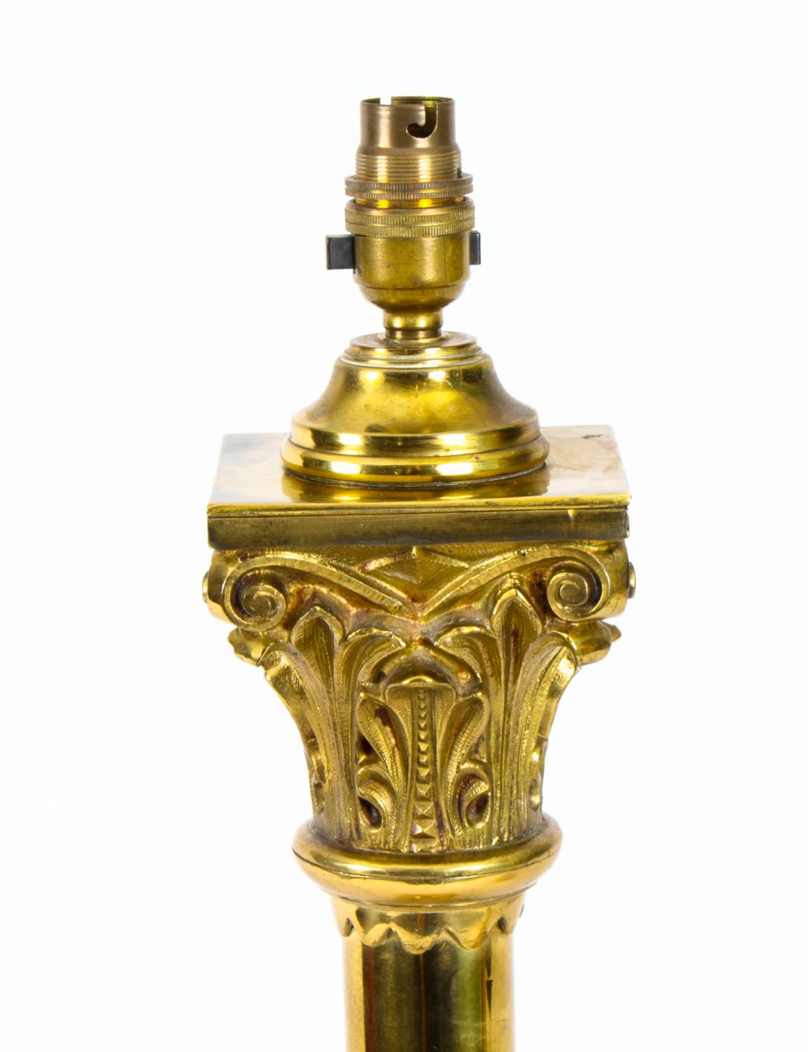Laiton Ancienne paire de lampes de table victoriennes à colonne corinthienne en laiton, 19ème siècle en vente