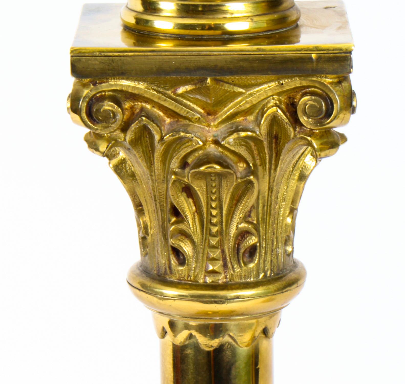 Ancienne paire de lampes de table victoriennes à colonne corinthienne en laiton, 19ème siècle en vente 1