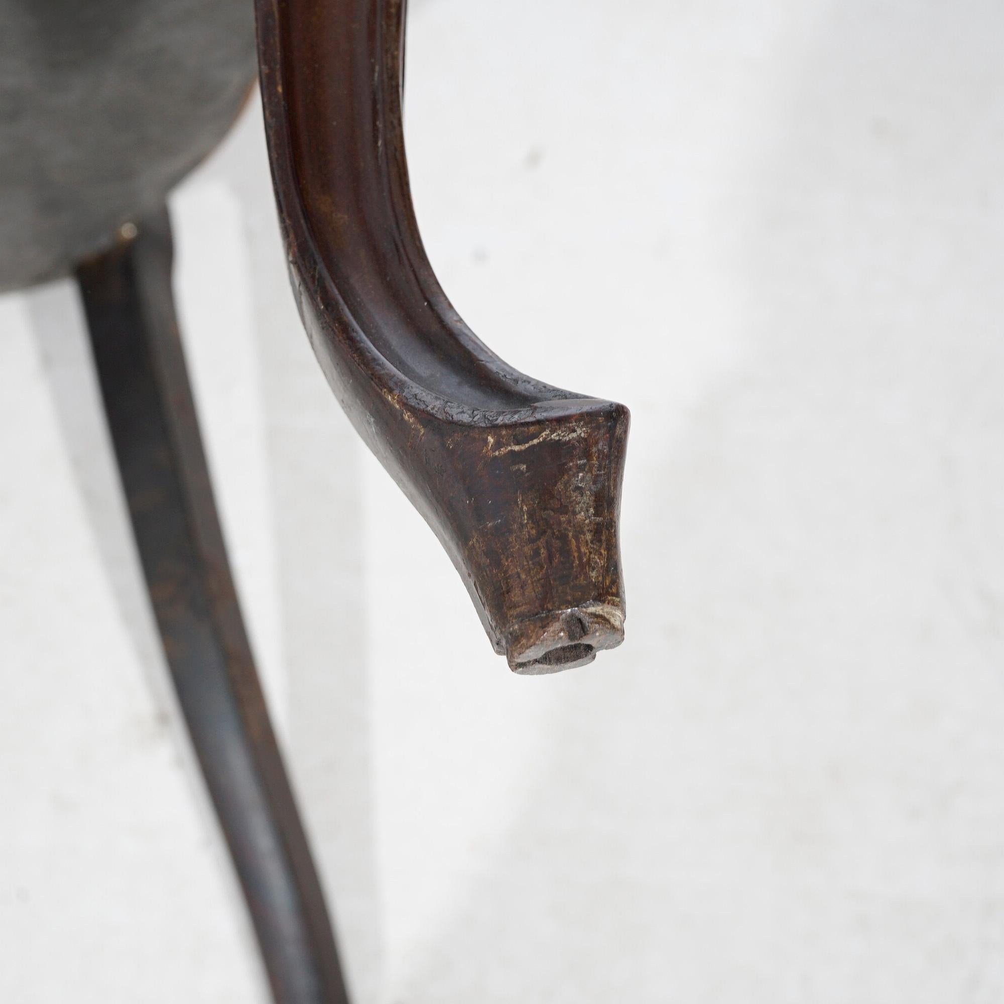 Paire de chaises d'appoint en acajou sculpté du 19ème siècle. en vente 13