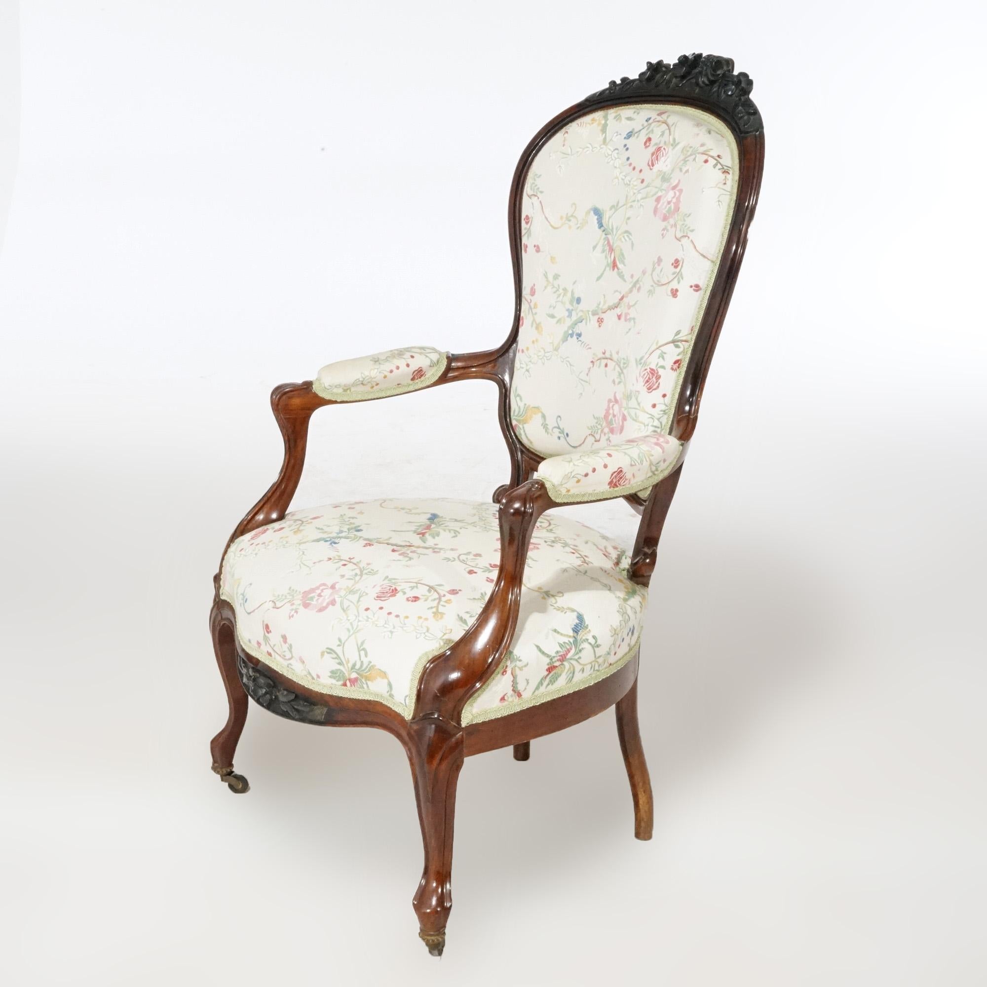 Sculpté Ancienne paire de fauteuils de salon victoriens sculptés en bois de rose, vers 1890 en vente