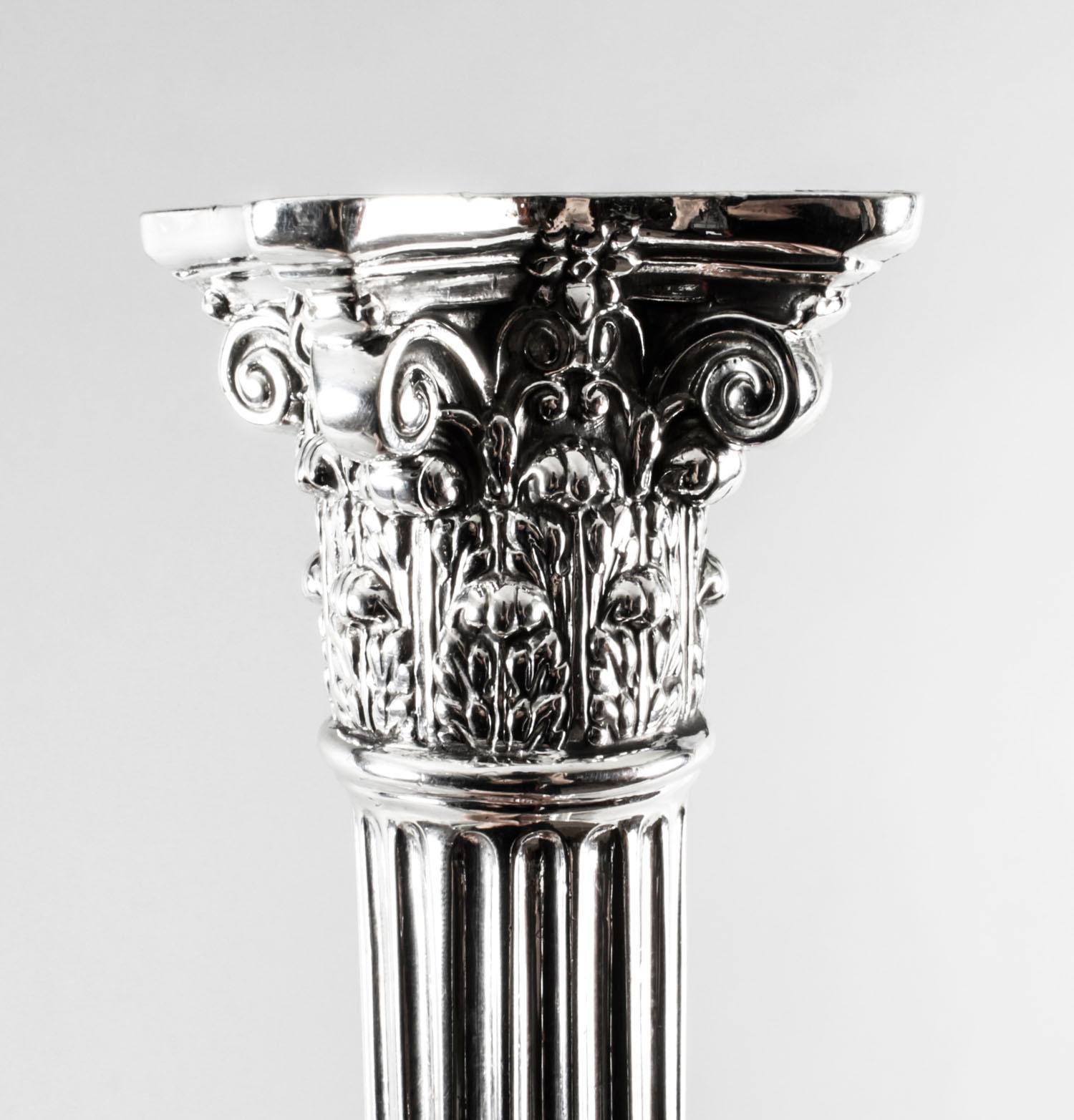 Paire de candélabres victoriens à cinq lumières en métal argenté d'Elkington du 19ème siècle en vente 8