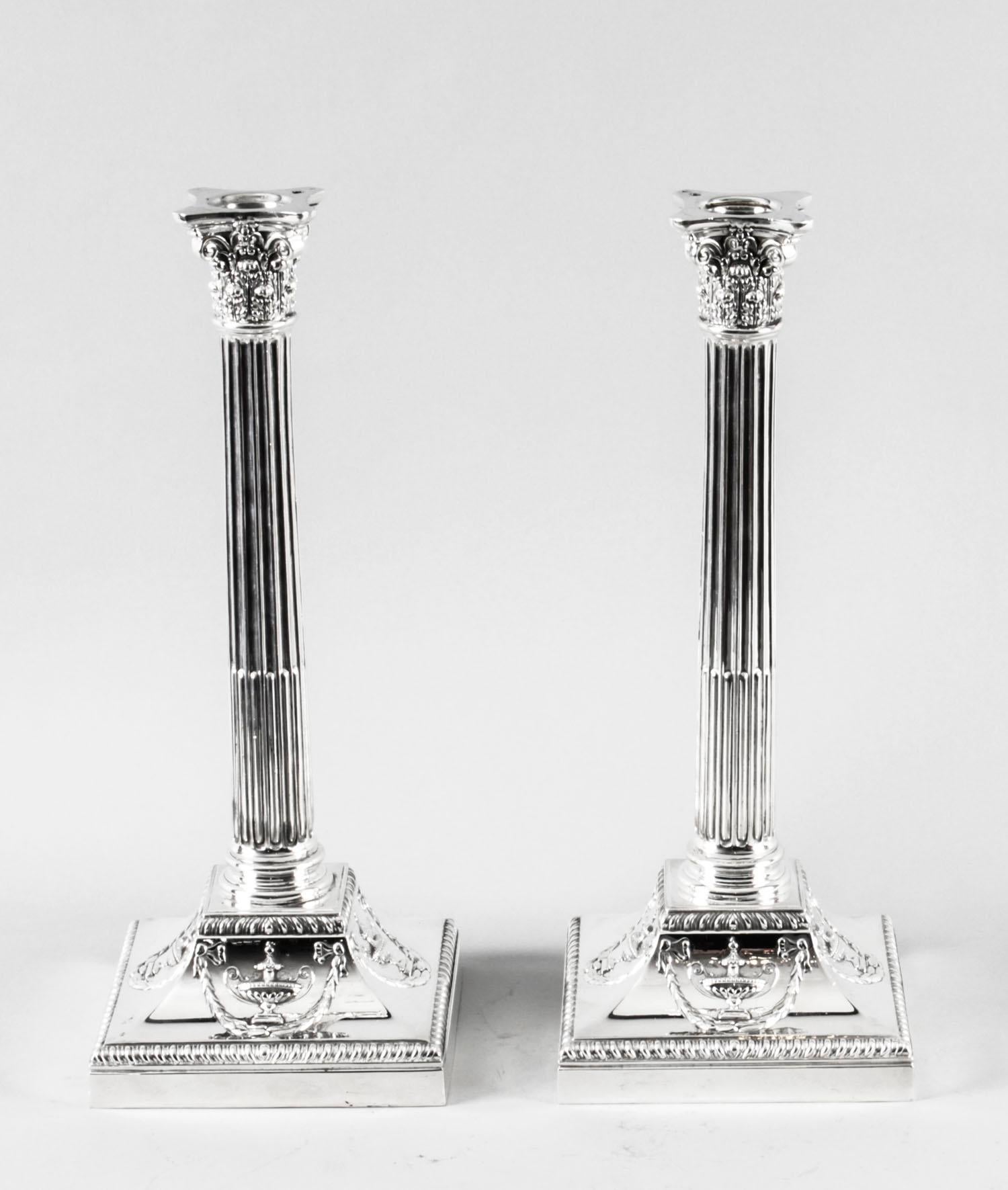 Il s'agit d'une paire vraiment magnifique et très distinguée d'anciens candélabres de table victoriens en métal argenté à cinq lumières et quatre branches, fabriqués par les célèbres orfèvres Elkington & Co, Birmingham, portant la marque Elkington