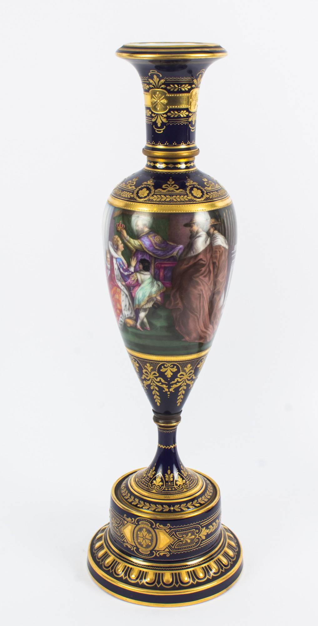 Antique Pair of Vienna Porcelain Pedestal Vases on Stands, 19th Century In Excellent Condition In London, GB