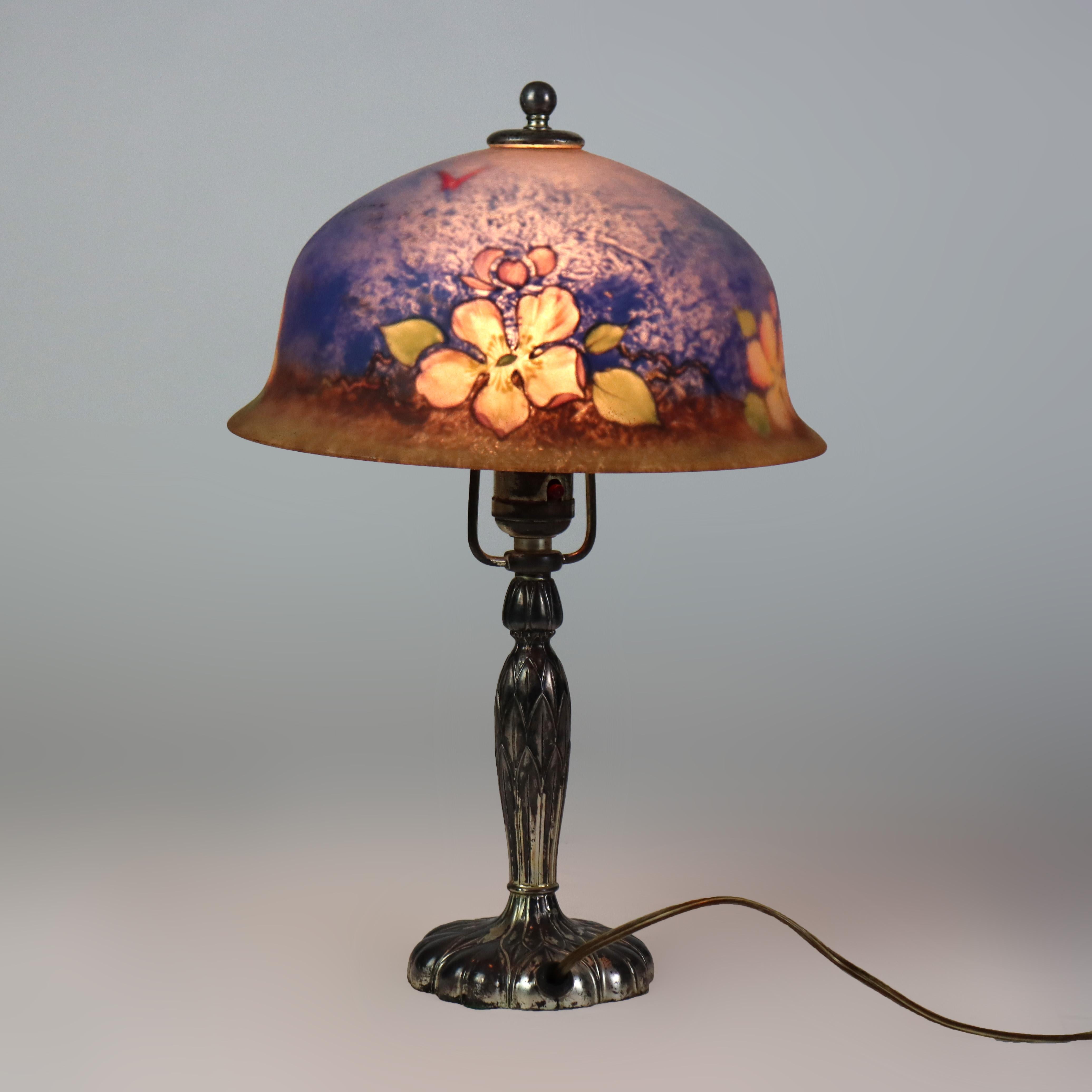 Ancienne lampe de table à fleurs et papillons peints à l'envers à la pointe de pin signée C1920.    
Mesures - 15