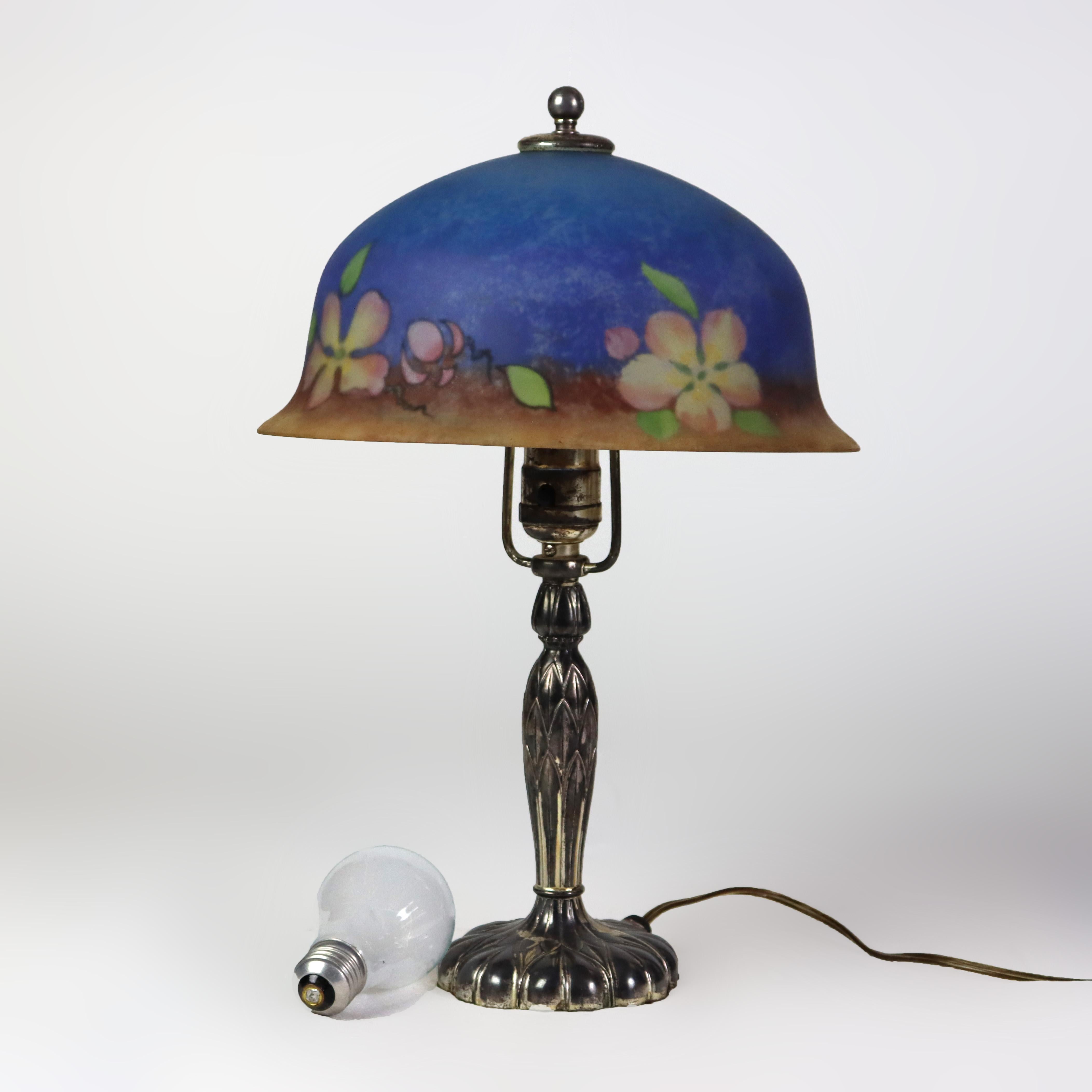 Arts and Crafts Lampe de table ancienne à la pointe peinte à l'envers, fleurs et papillons, signée c1920 en vente