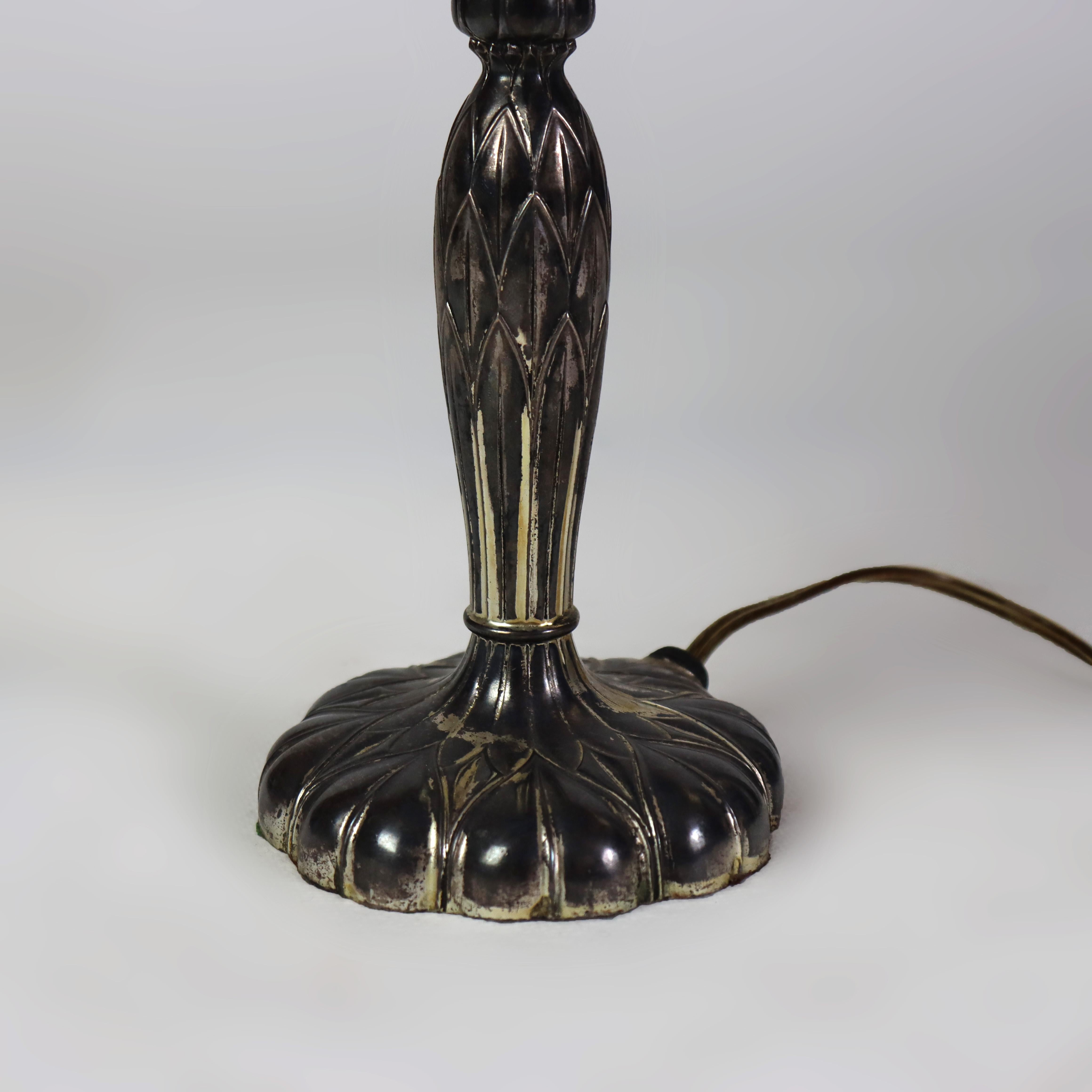 Américain Lampe de table ancienne à la pointe peinte à l'envers, fleurs et papillons, signée c1920 en vente