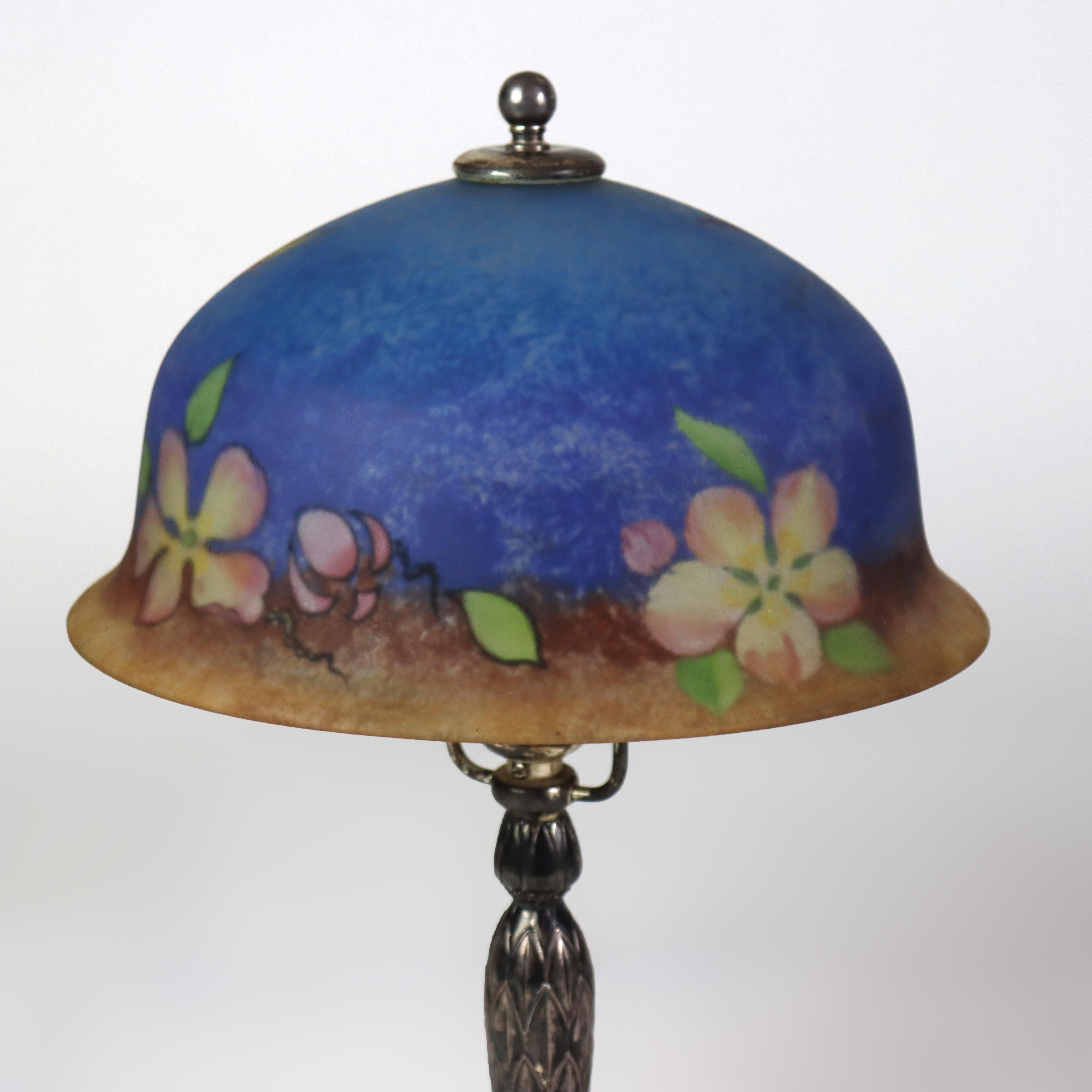 Lampe de table ancienne à la pointe peinte à l'envers, fleurs et papillons, signée c1920 Bon état - En vente à Big Flats, NY