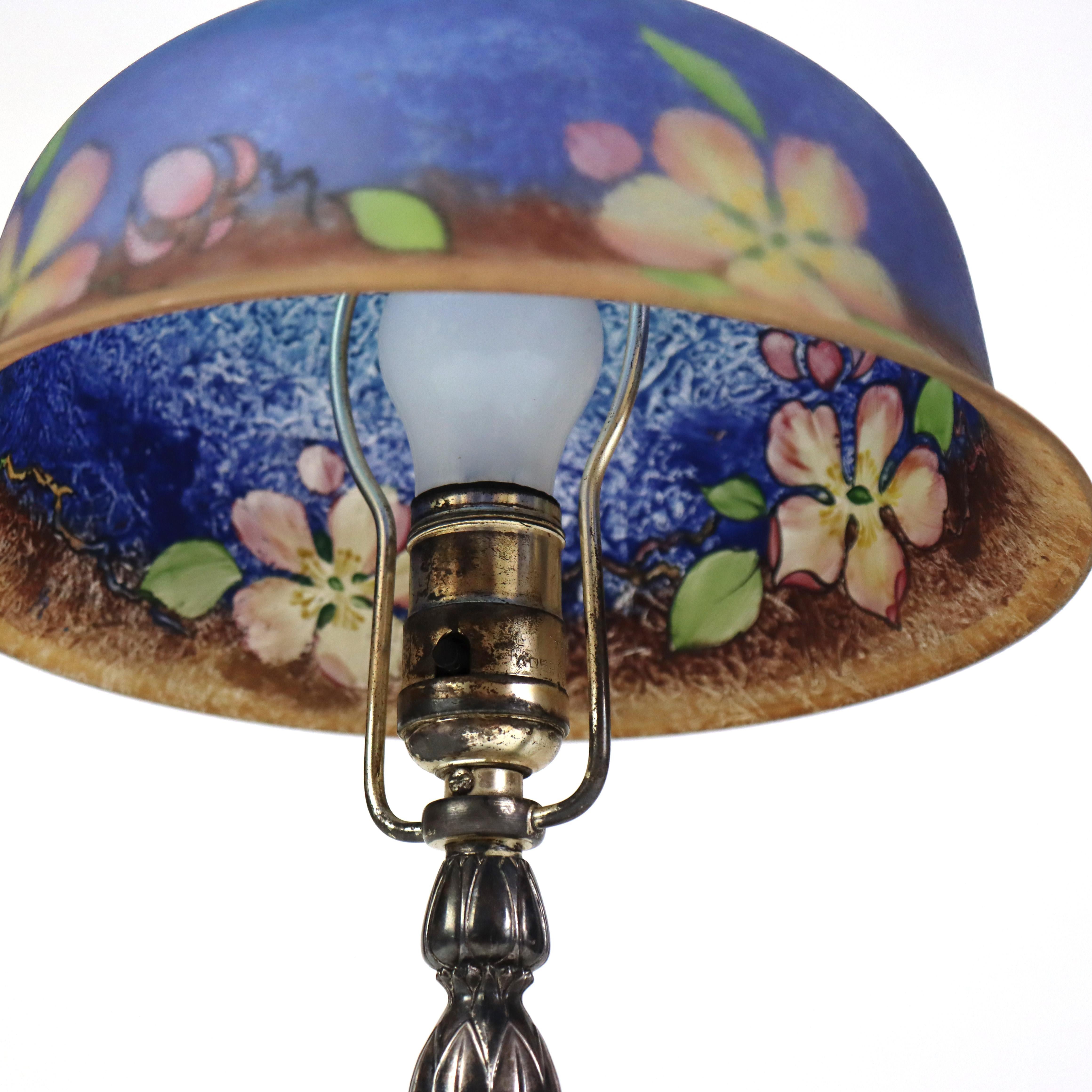 20ième siècle Lampe de table ancienne à la pointe peinte à l'envers, fleurs et papillons, signée c1920 en vente