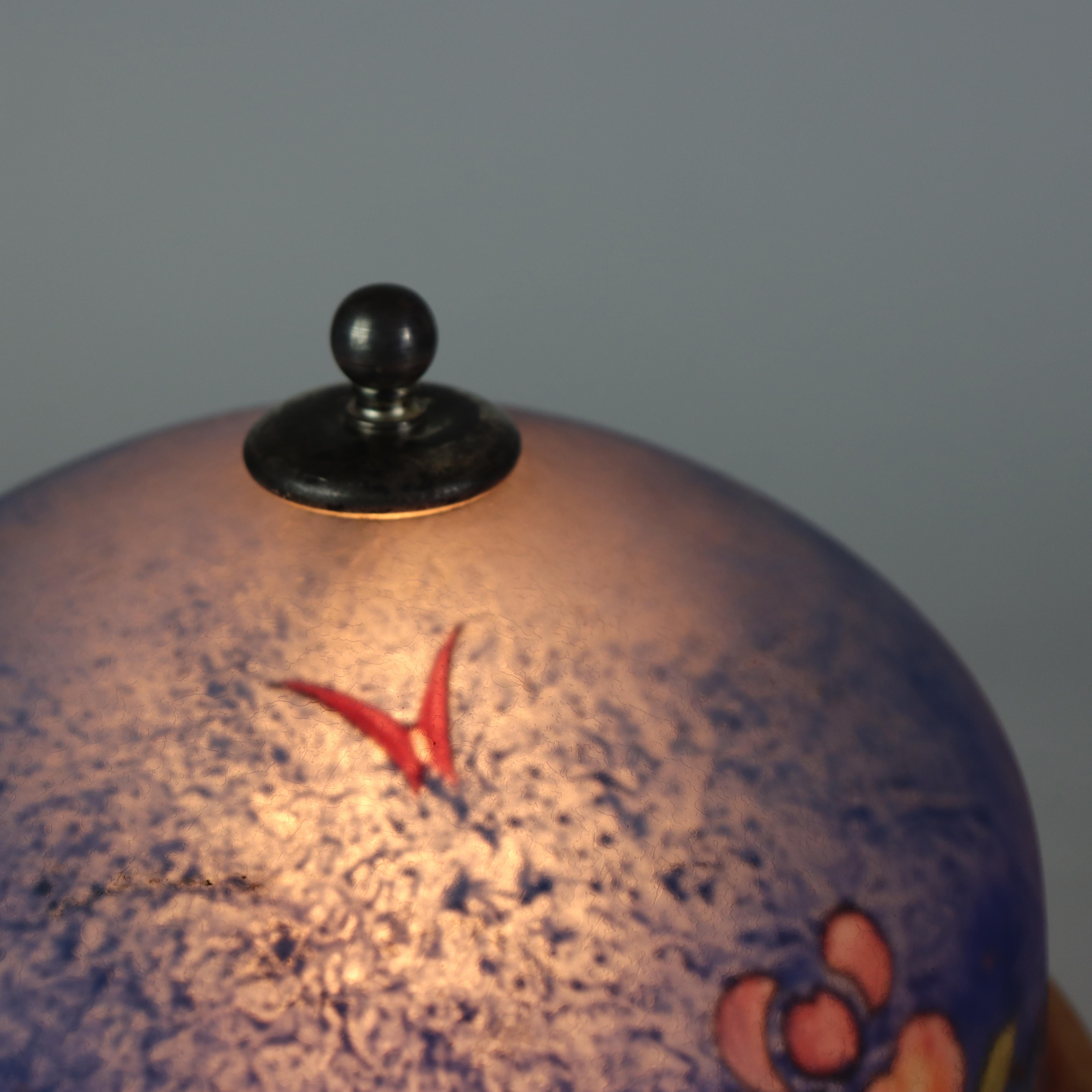 Verre d'art Lampe de table ancienne à la pointe peinte à l'envers, fleurs et papillons, signée c1920 en vente