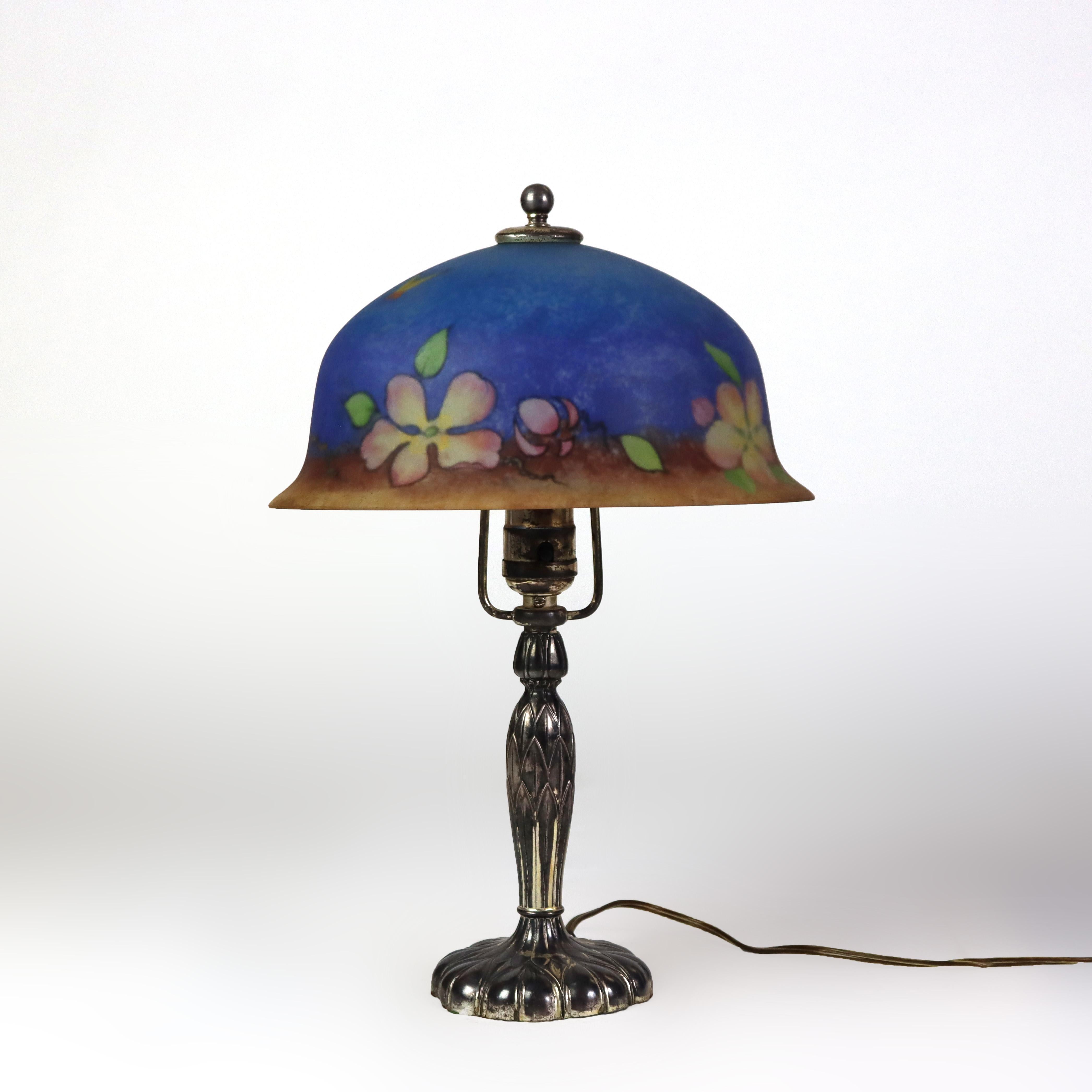 Lampe de table ancienne à la pointe peinte à l'envers, fleurs et papillons, signée c1920 en vente 1