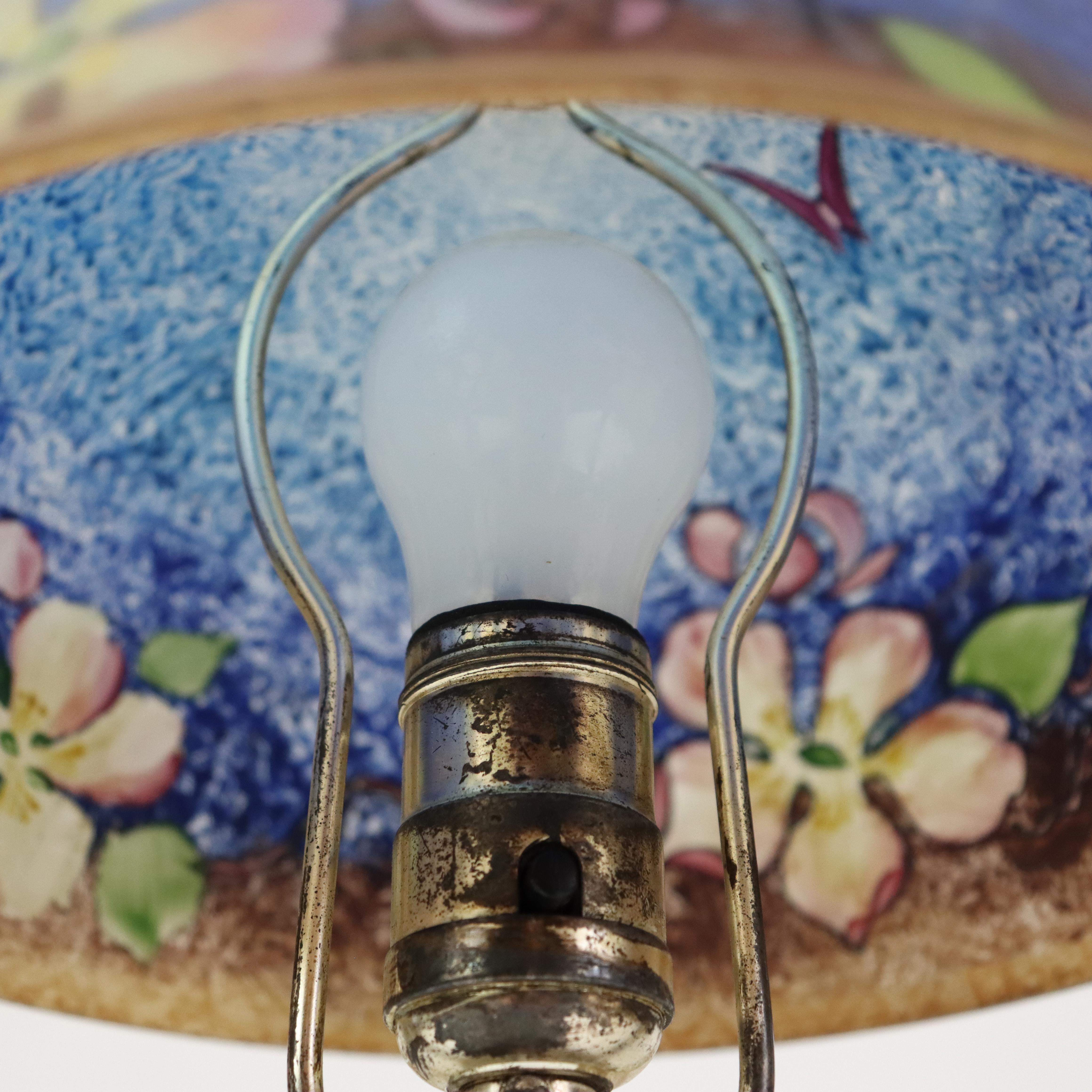 Lampe de table ancienne à la pointe peinte à l'envers, fleurs et papillons, signée c1920 en vente 2