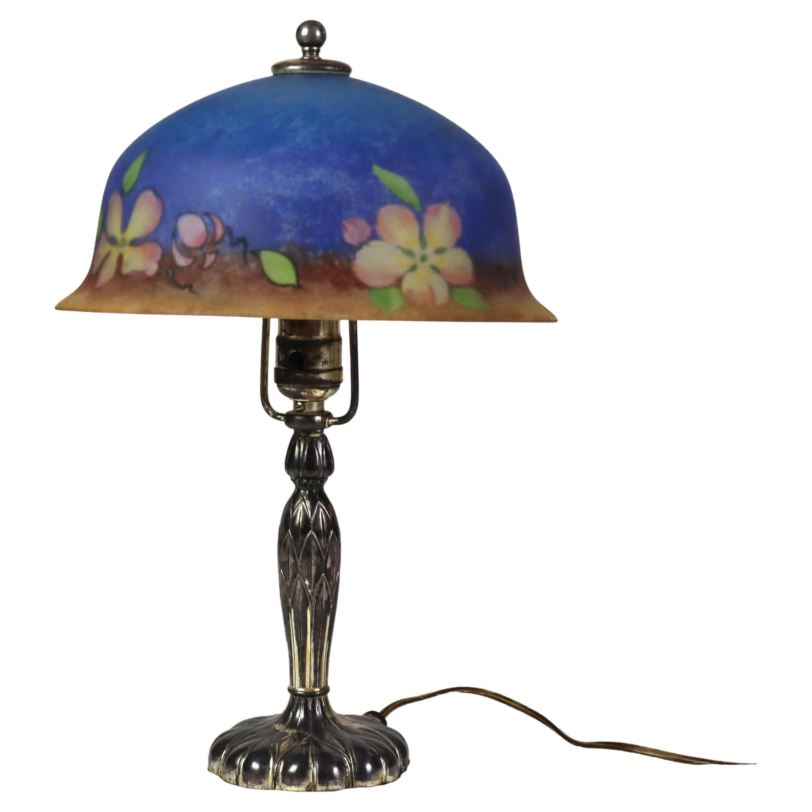 Lampe de table ancienne à la pointe peinte à l'envers, fleurs et papillons, signée c1920 en vente
