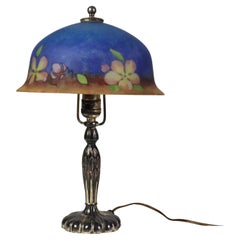 Lampe de table ancienne à la pointe peinte à l'envers, fleurs et papillons, signée c1920