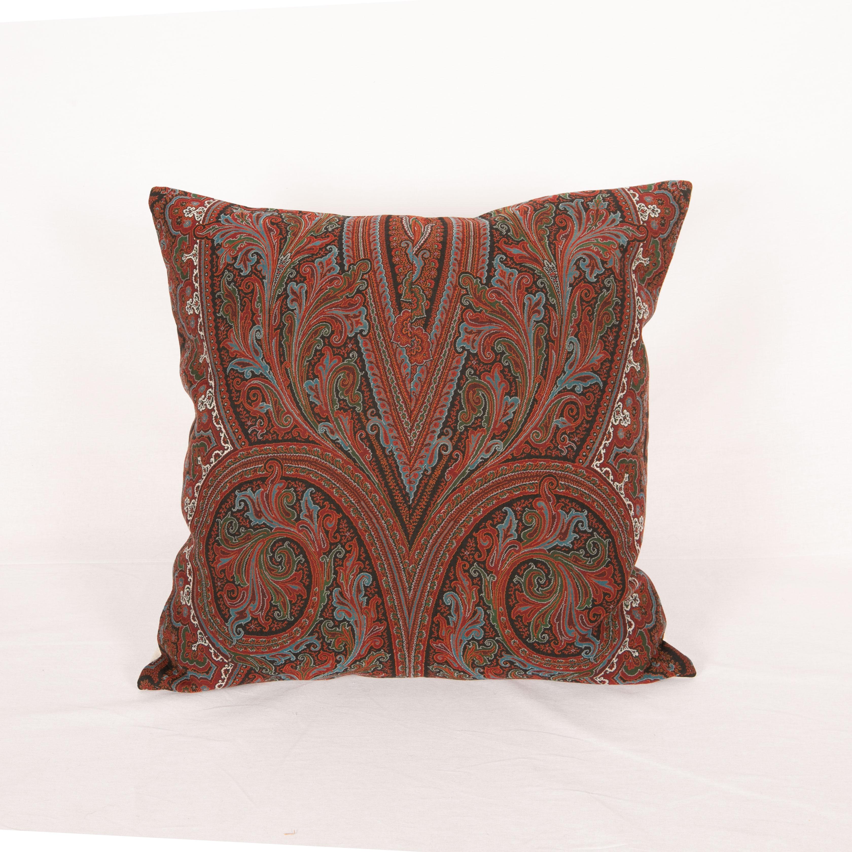 Pillow case is made from a European Paisley Shawl.
It does not come with an insert .
Linen in the back.
Zipper closure
Dry clean is recommended.