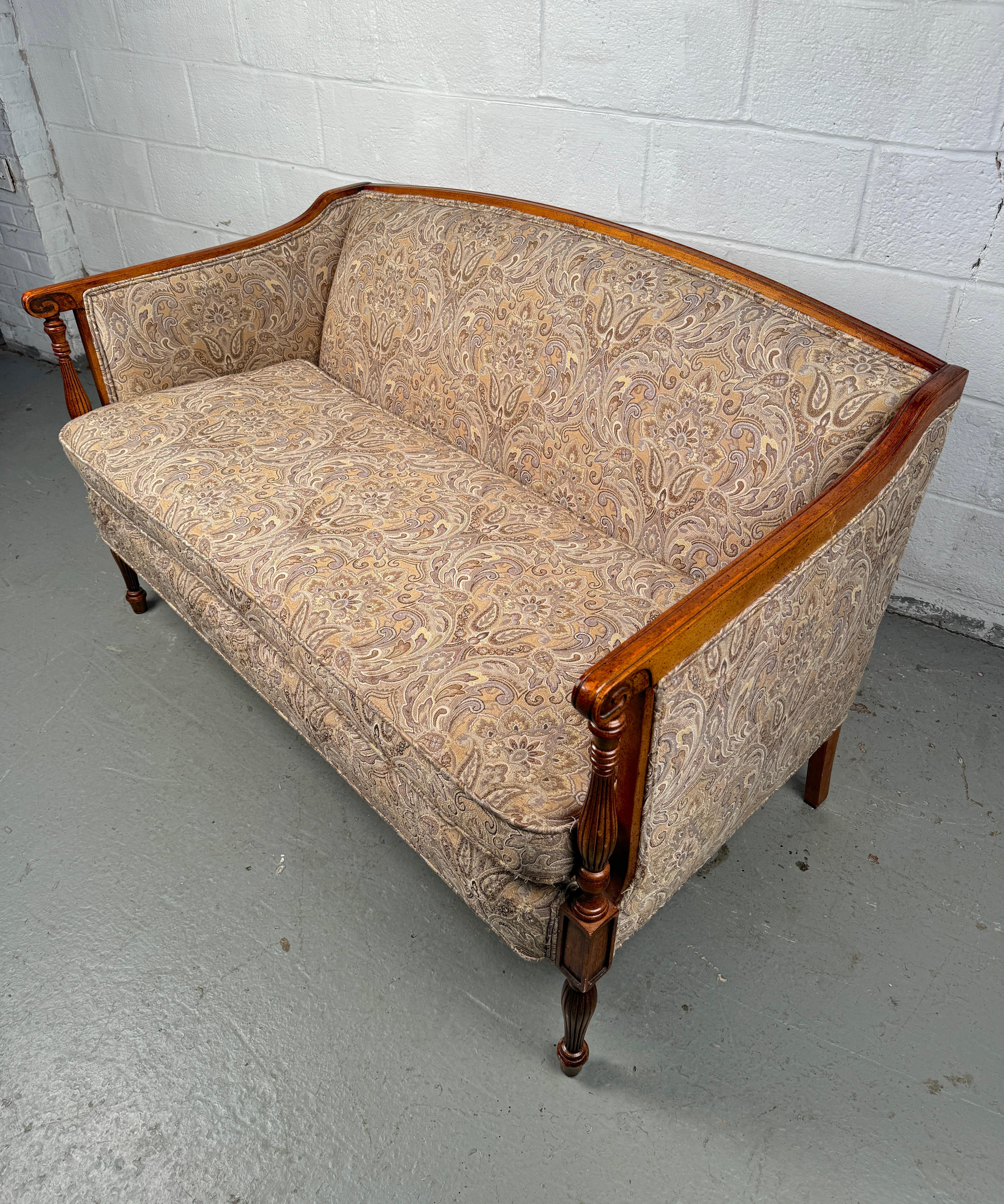 Mid-Century moderno Antico divano Sheraton Paisley in vendita