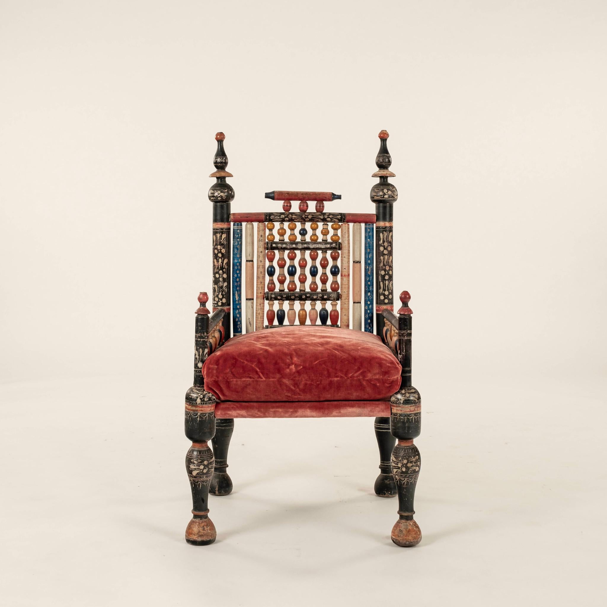 Sedia Punjabi della fine del XIX secolo o dell'inizio del XX secolo, intagliata, tornita e dipinta a mano con cuscino di seduta in velluto di seta color cachi e piuma d'oca.