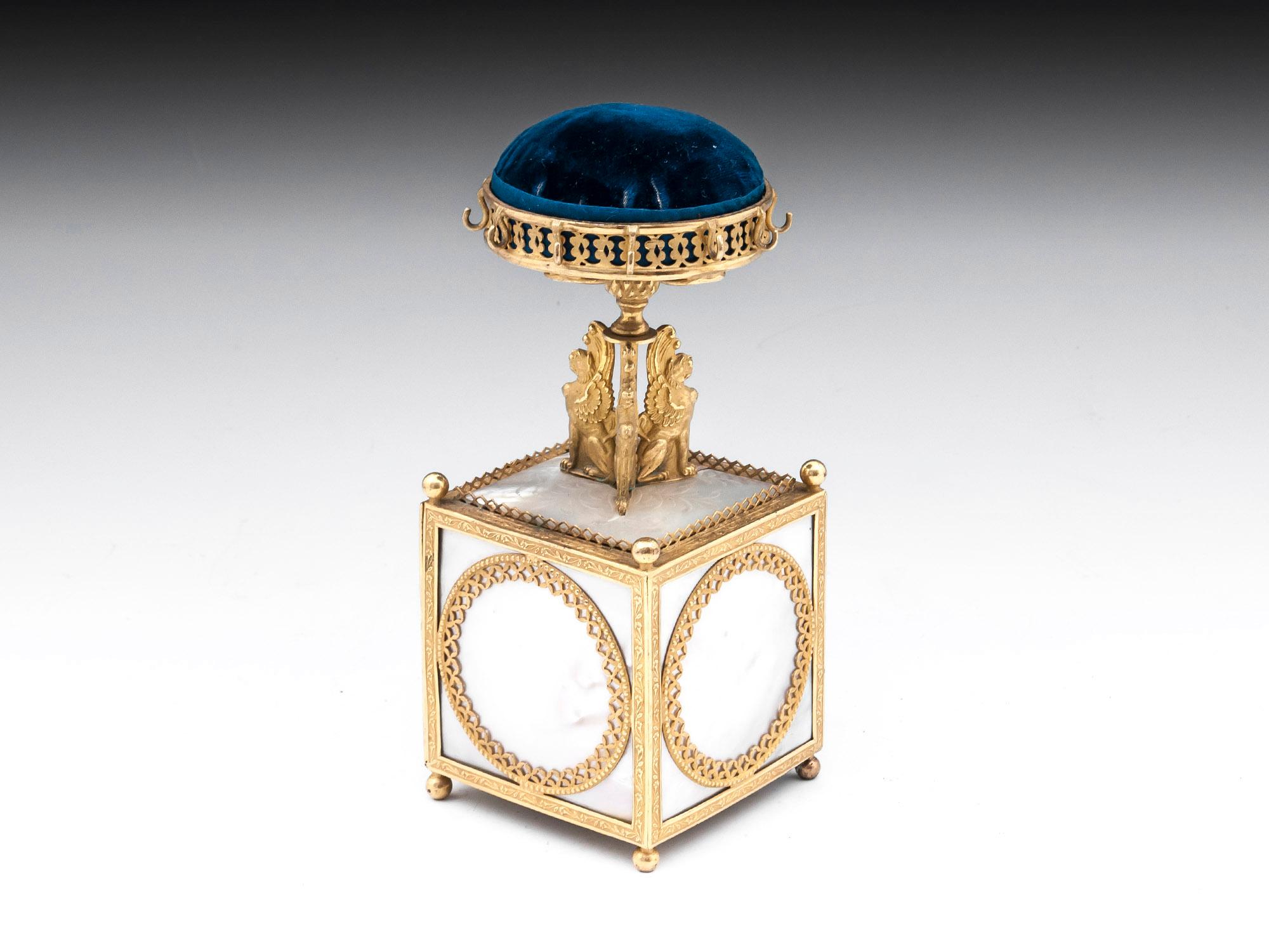 Antique Palais Royal Jewelry Holder (Französisch) im Angebot