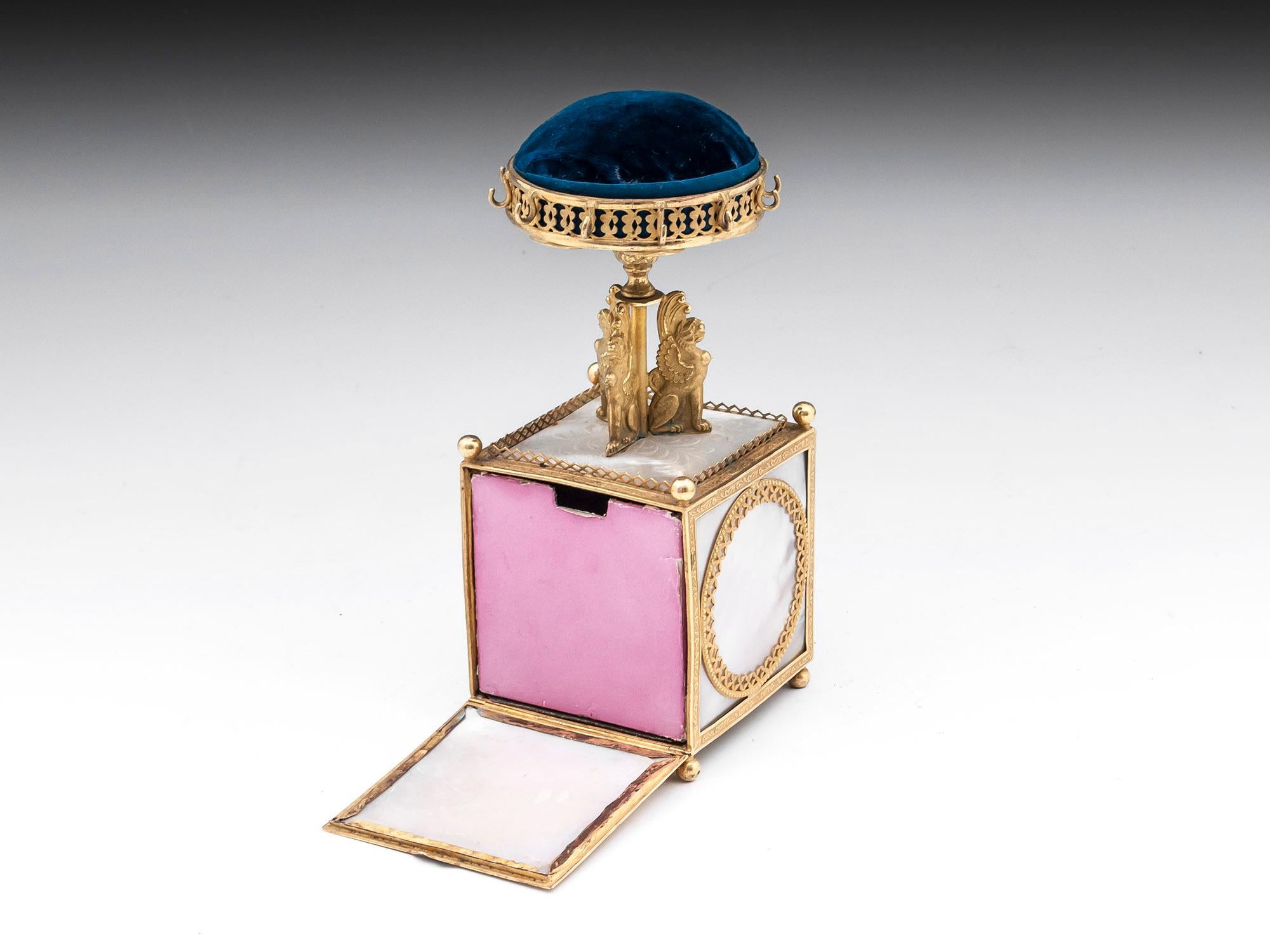 Antique Palais Royal Jewelry Holder im Zustand „Gut“ im Angebot in Northampton, United Kingdom
