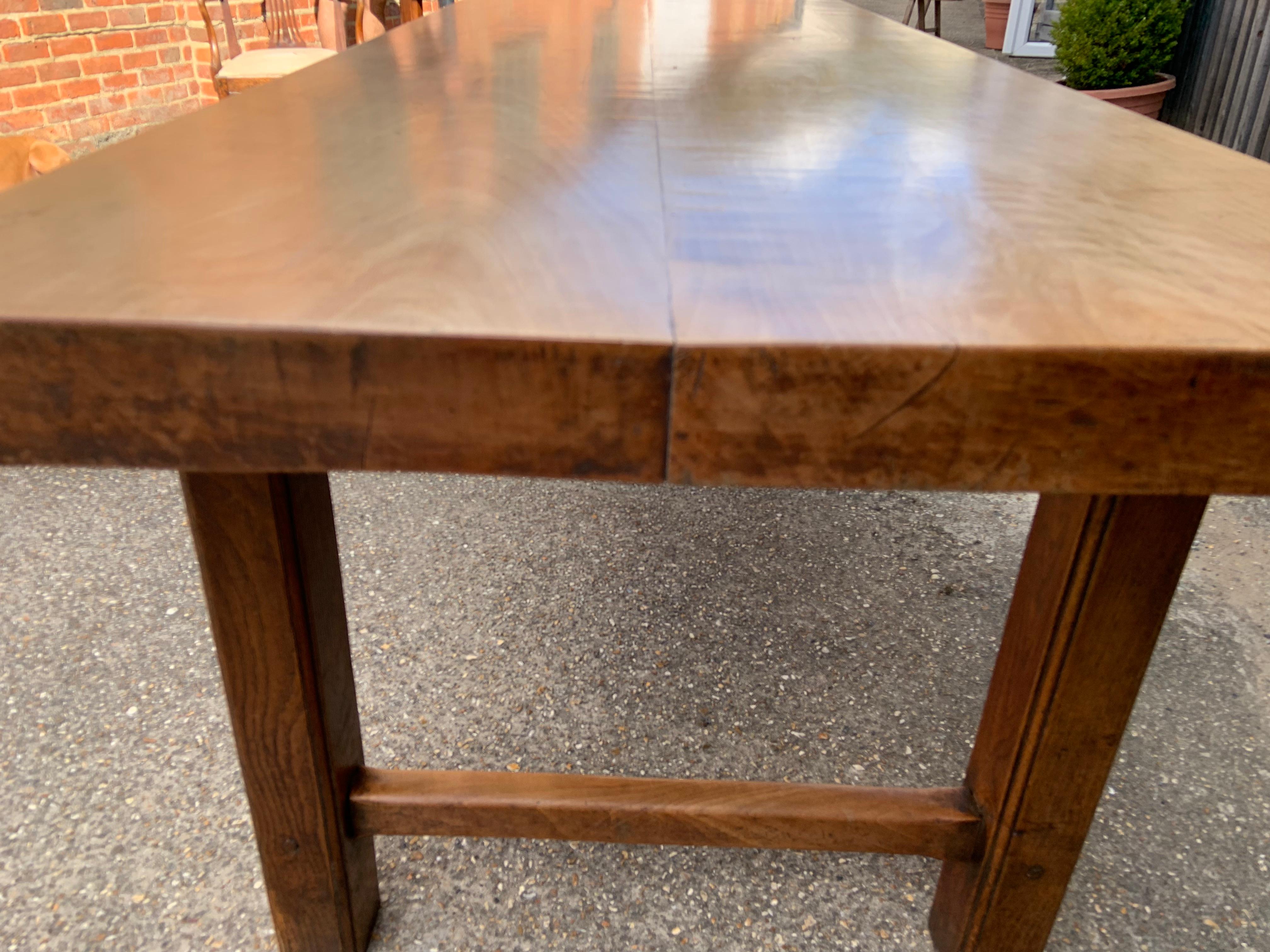 Antiker Bauernhaus-Tisch aus blassem Buchenholz in der Normandie (Handgefertigt) im Angebot
