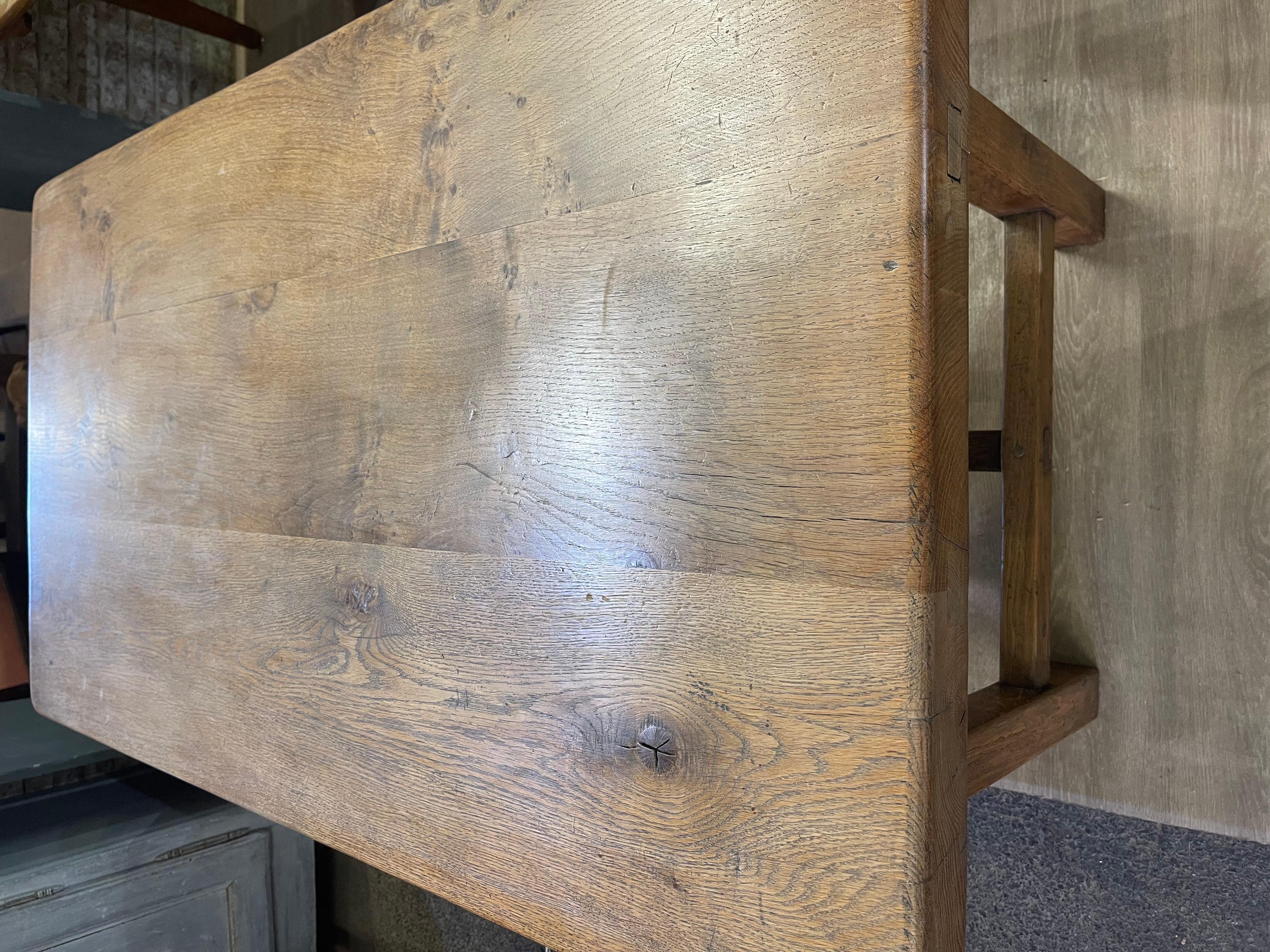 Mesa de granja antigua con tablero grueso de roble pálido Hecho a mano en venta