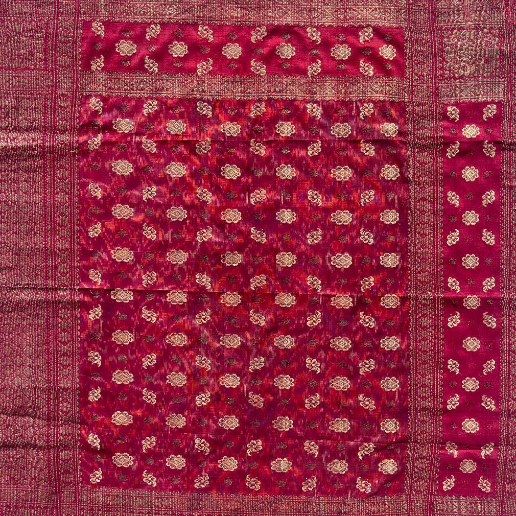 Antiguo Songket de hombre de Palembang y paño de cabeza ceremonial de ikat (iket kepala).
Tejido de seda con tintes naturales, motivo ikat en la trama, trama suplementaria de hilos de oro. Textiles de este calibre  proceden de la región meridional