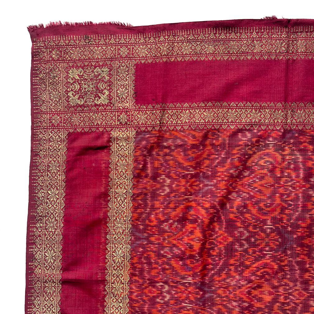 Antico Songket da uomo di Palembang e abito da cerimonia Ikat (iket kepala).
Tessuto in seta con tinture naturali, trama ikat, trama supplementare in filo d'oro per i bordi. Tessuti di questo calibro  provengono dalla regione meridionale di