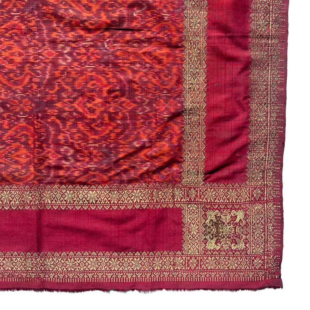 Tinto Antico Songket da uomo di Palembang e abito da cerimonia Ikat (iket kepala). in vendita