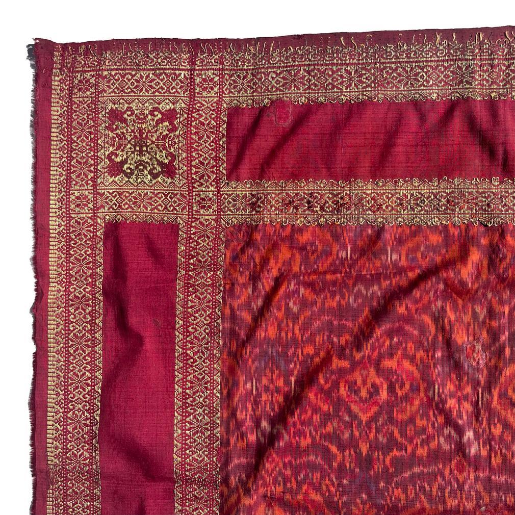 Seta Antico Songket da uomo di Palembang e abito da cerimonia Ikat (iket kepala). in vendita