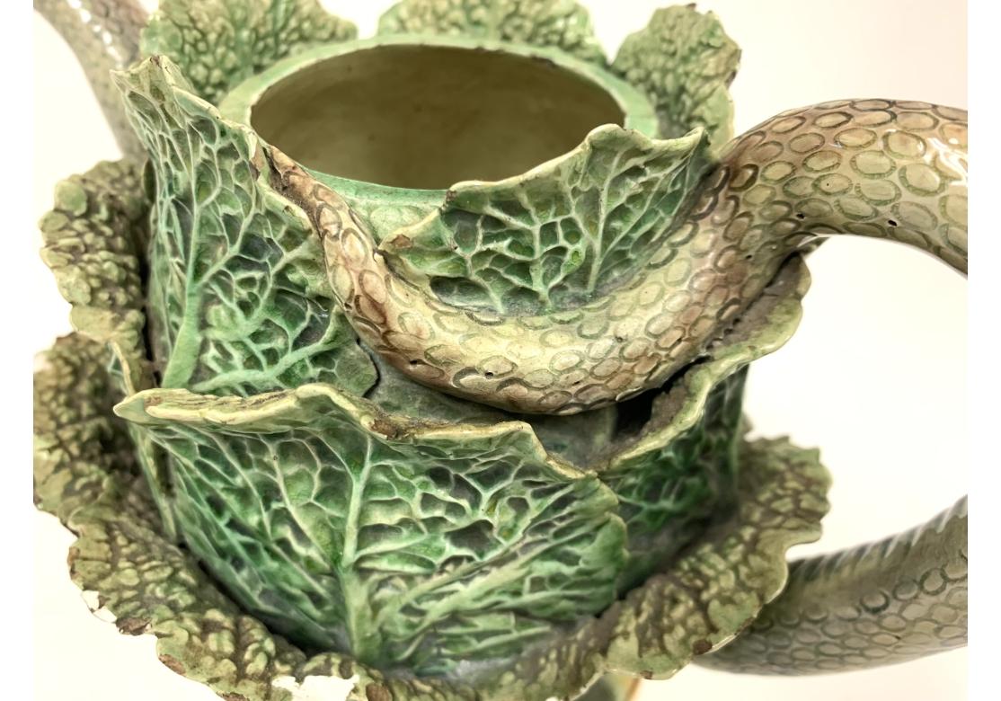 Ancienne théière Palissy en majolique avec serpent et choux à restaurer Abîmé - En vente à Bridgeport, CT