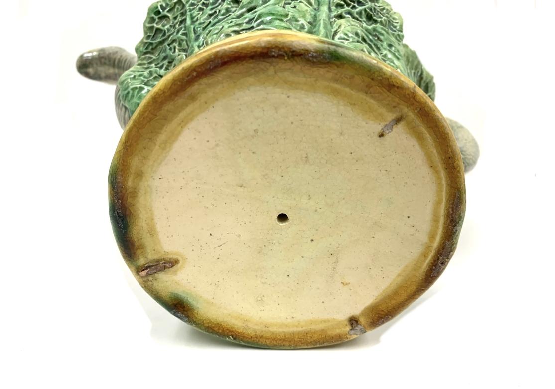 Ancienne théière Palissy en majolique avec serpent et choux à restaurer en vente 2