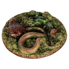 Assiette de poterie ancienne de Palissy Ware portugaise Mafra Majolica serpent de lézard 1880