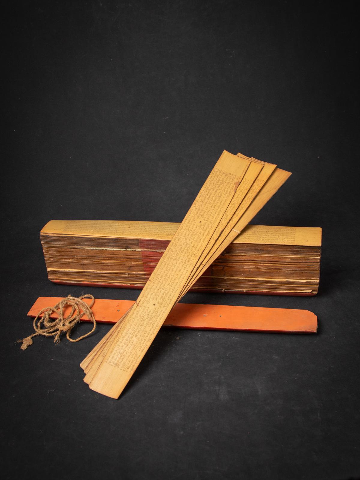 Antiguo libro manuscrito de hojas de palmera de Birmania 6