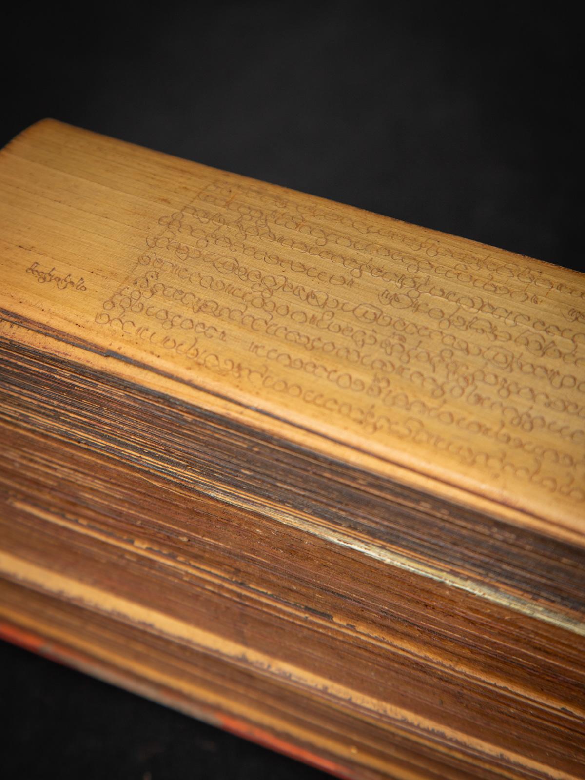 Antiguo libro manuscrito de hojas de palmera de Birmania 7