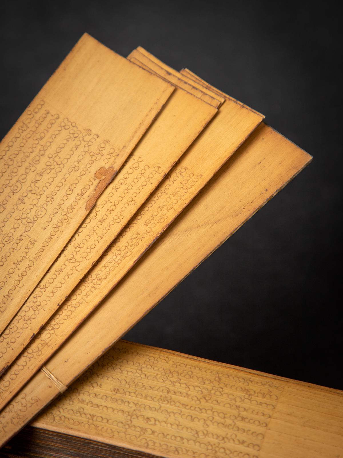 Antiguo libro manuscrito de hojas de palmera de Birmania 9
