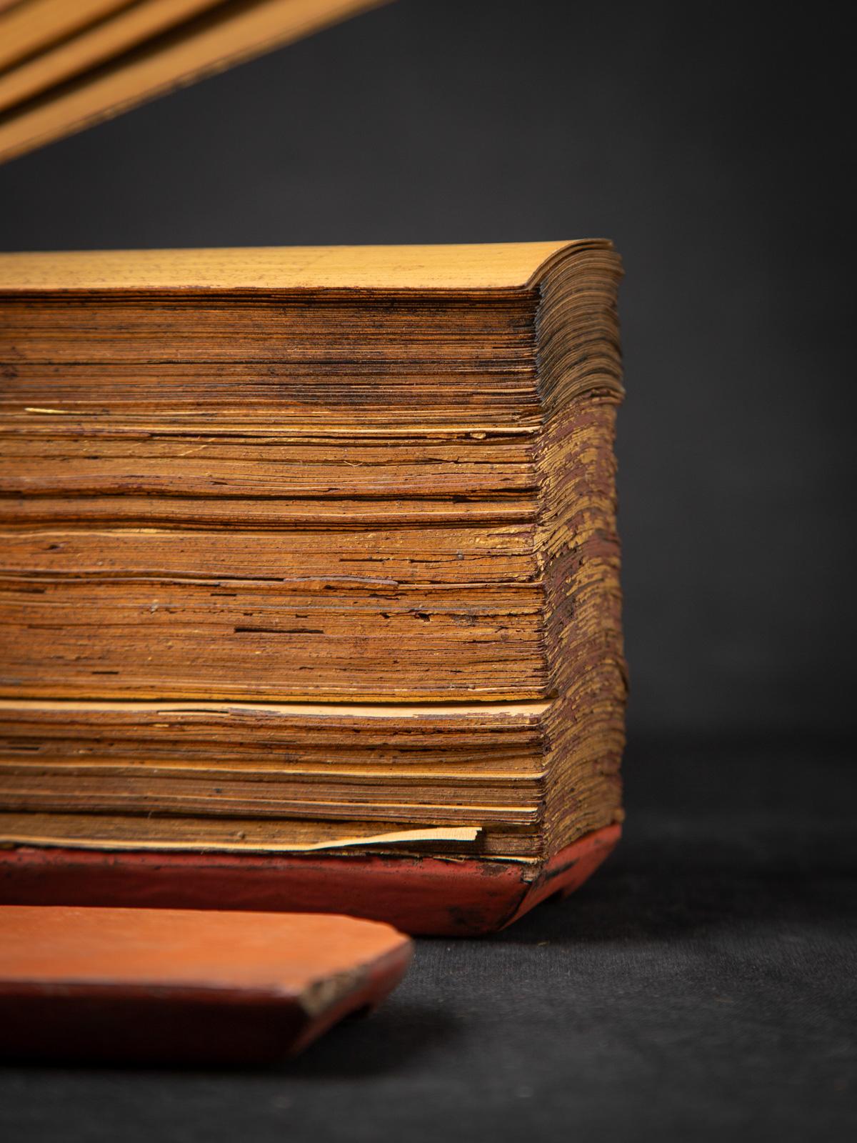 Antiguo libro manuscrito de hojas de palmera de Birmania 10
