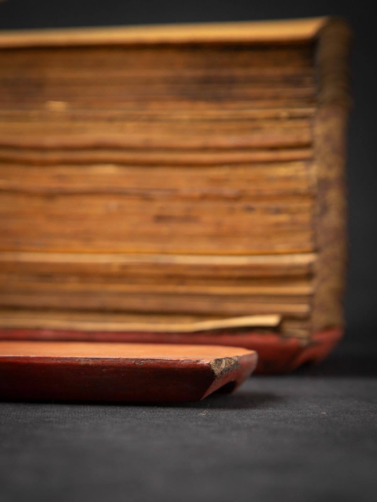 Antiguo libro manuscrito de hojas de palmera de Birmania 11