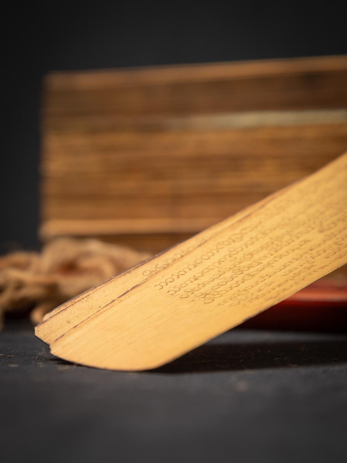 Antiguo libro manuscrito de hojas de palmera de Birmania 12
